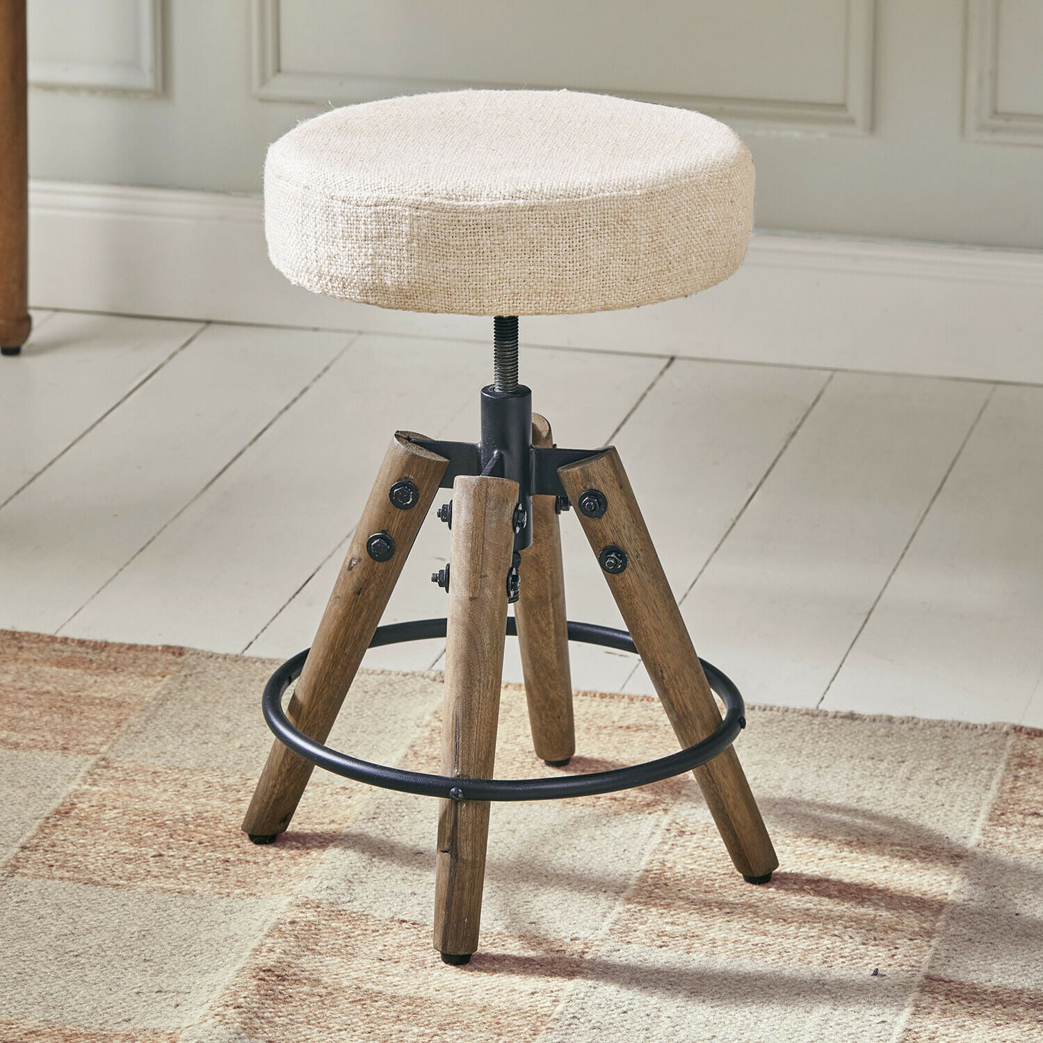 Hocker mit verstellbarem Sitz aus beigem Stoff und Holzbeinen mit schwarzem Metallring