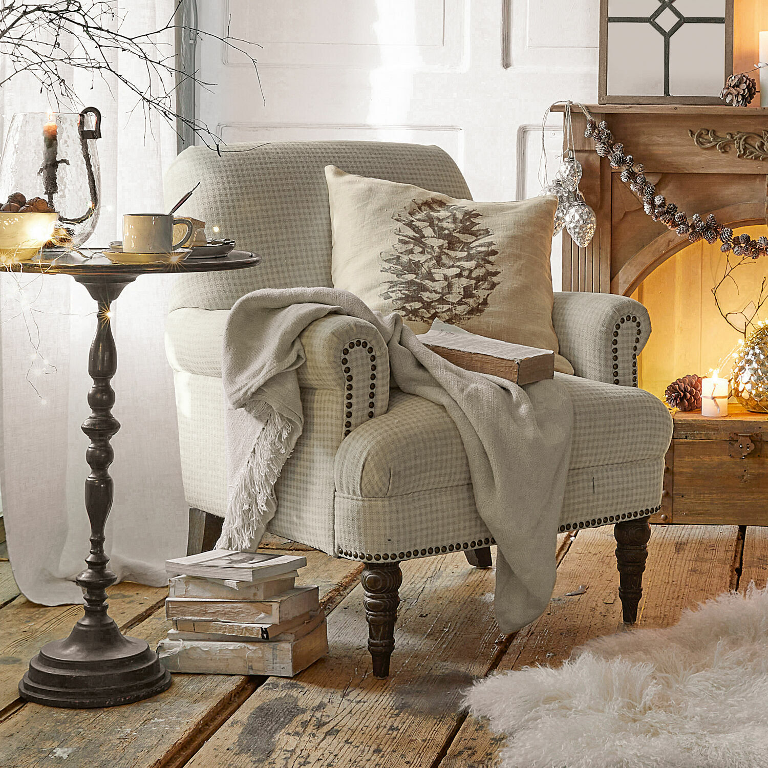 Sessel Danvers Beiger kariertes Polsterfauteuil mit Holzbeinen und dekorativem Kissen im Wohnzimmer mit Kamin