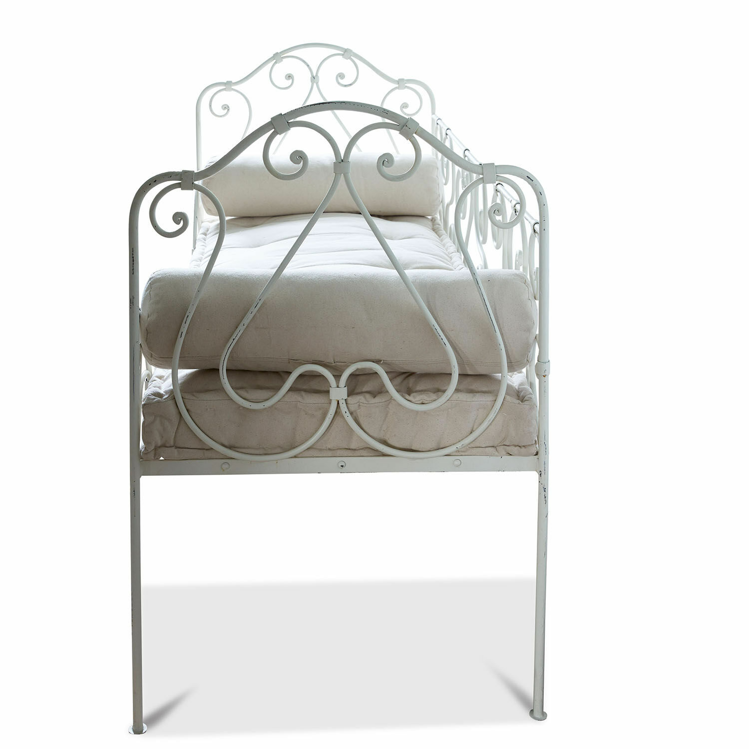 Weißes Metallbett mit dekorativem Muster und cremefarbenem Matratze, Vintage-Stil fürs Schlafzimmer