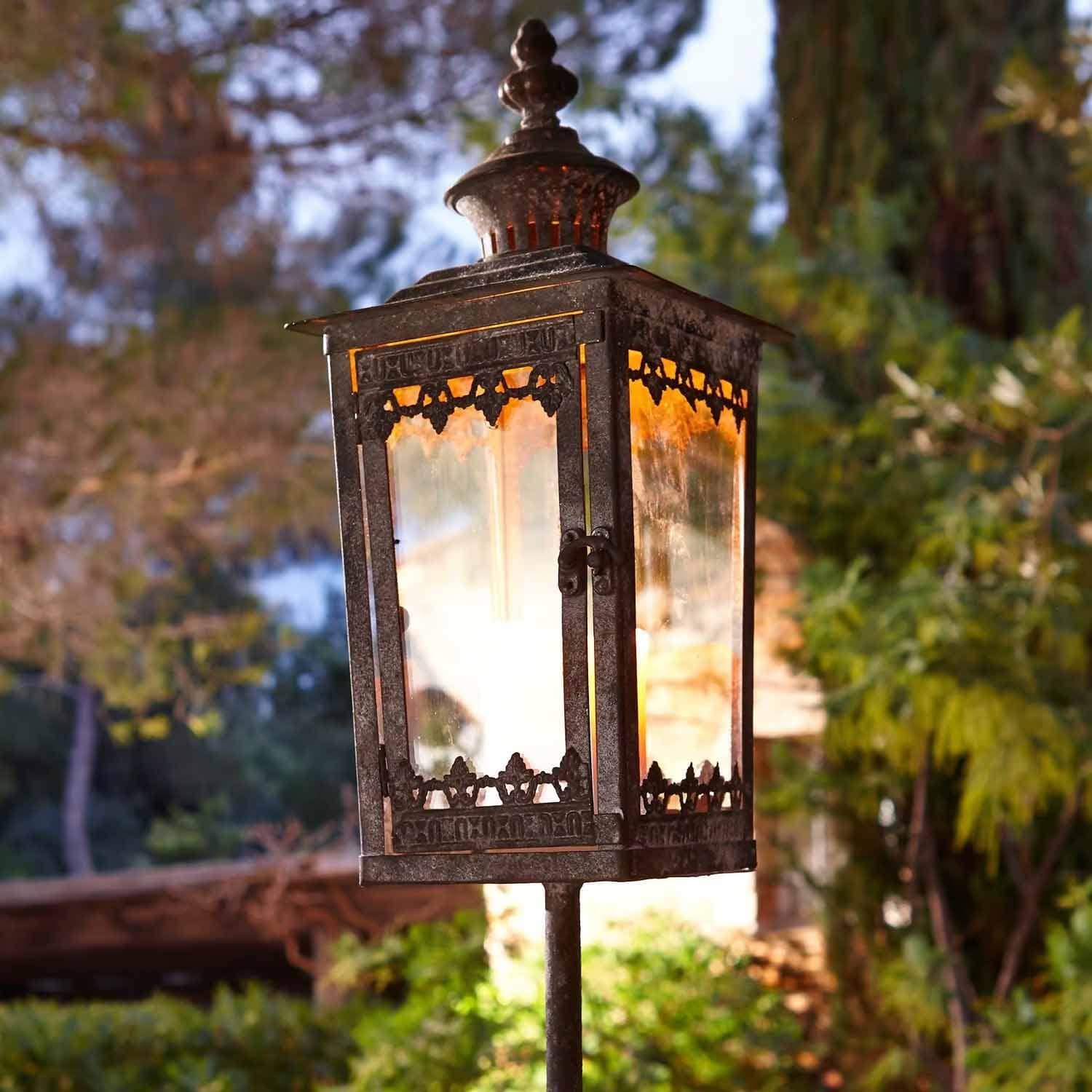 Dekorative schwarze Metall-Gartenlaterne mit warmem Licht im Vintage-Stil für Außenbereiche