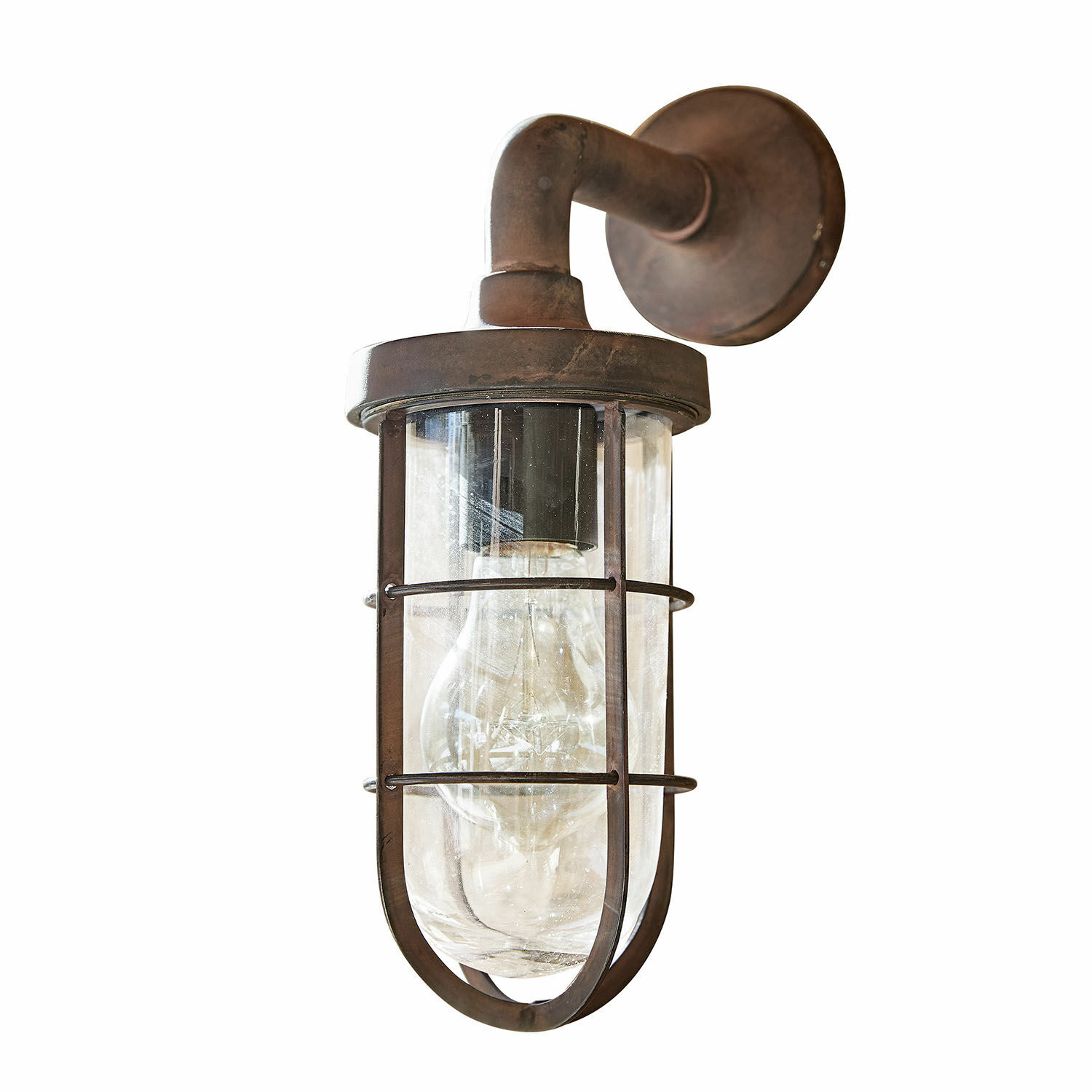 Wandlampe aus rostfarbenem Metall mit Glasschutz und Glühbirne im Industrie-Design
