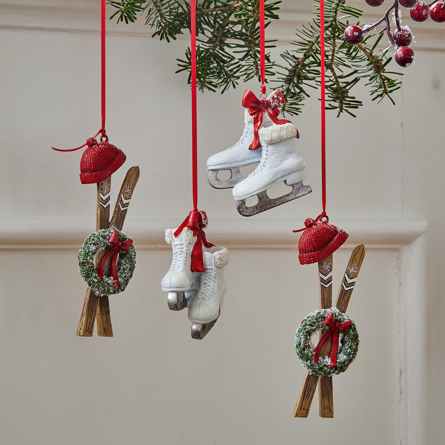 Anhänger 4er Set Papeta Weihnachtsschmuck mit weißen Schlittschuhen, roten Mützen und grünen Kränzen mit roten Schleifen