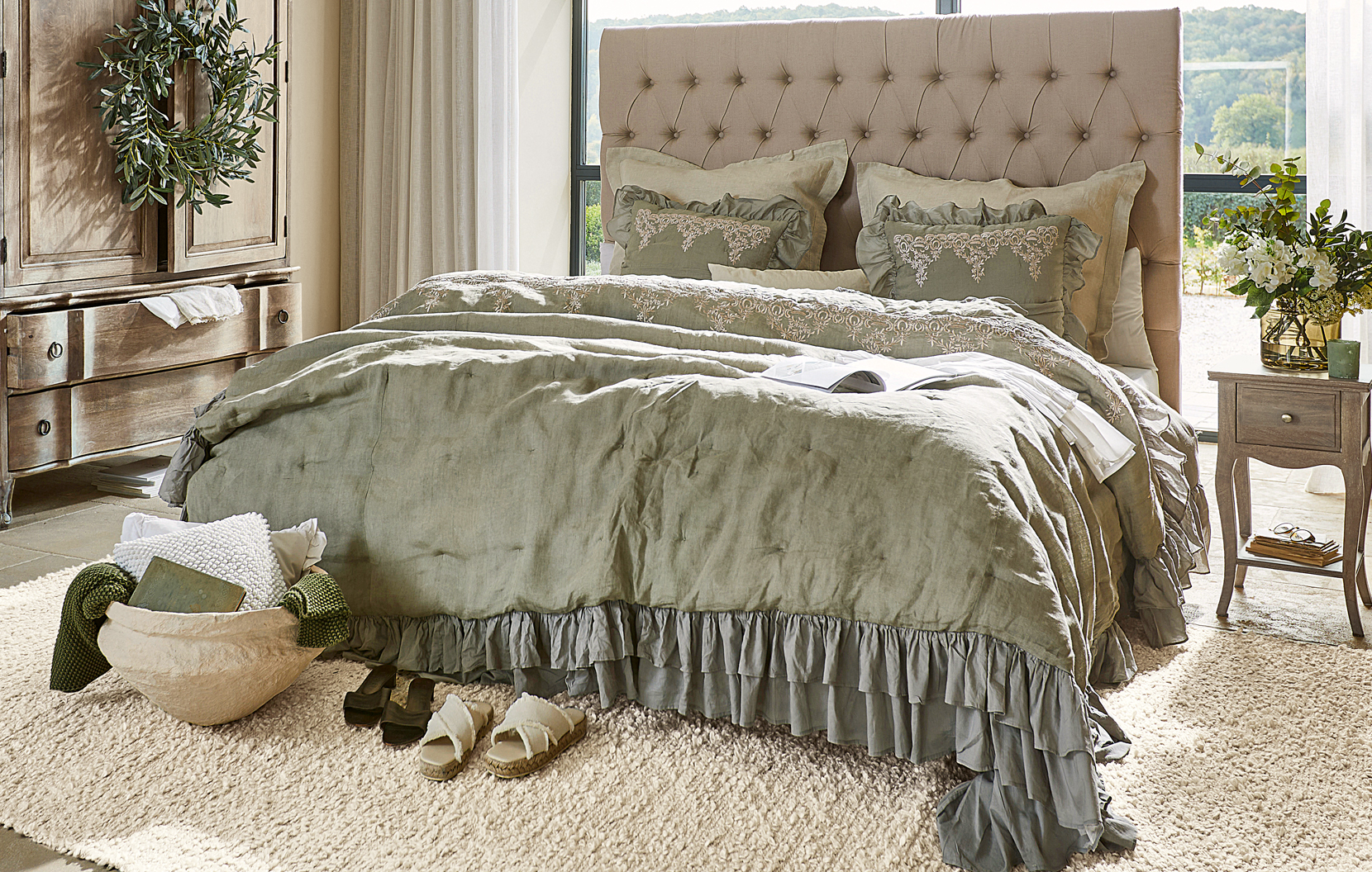 Schlafzimmer im Shabby-Chic-Stil mit gepolstertem Kopfteil und grünem Leinenbettwäsche-Set