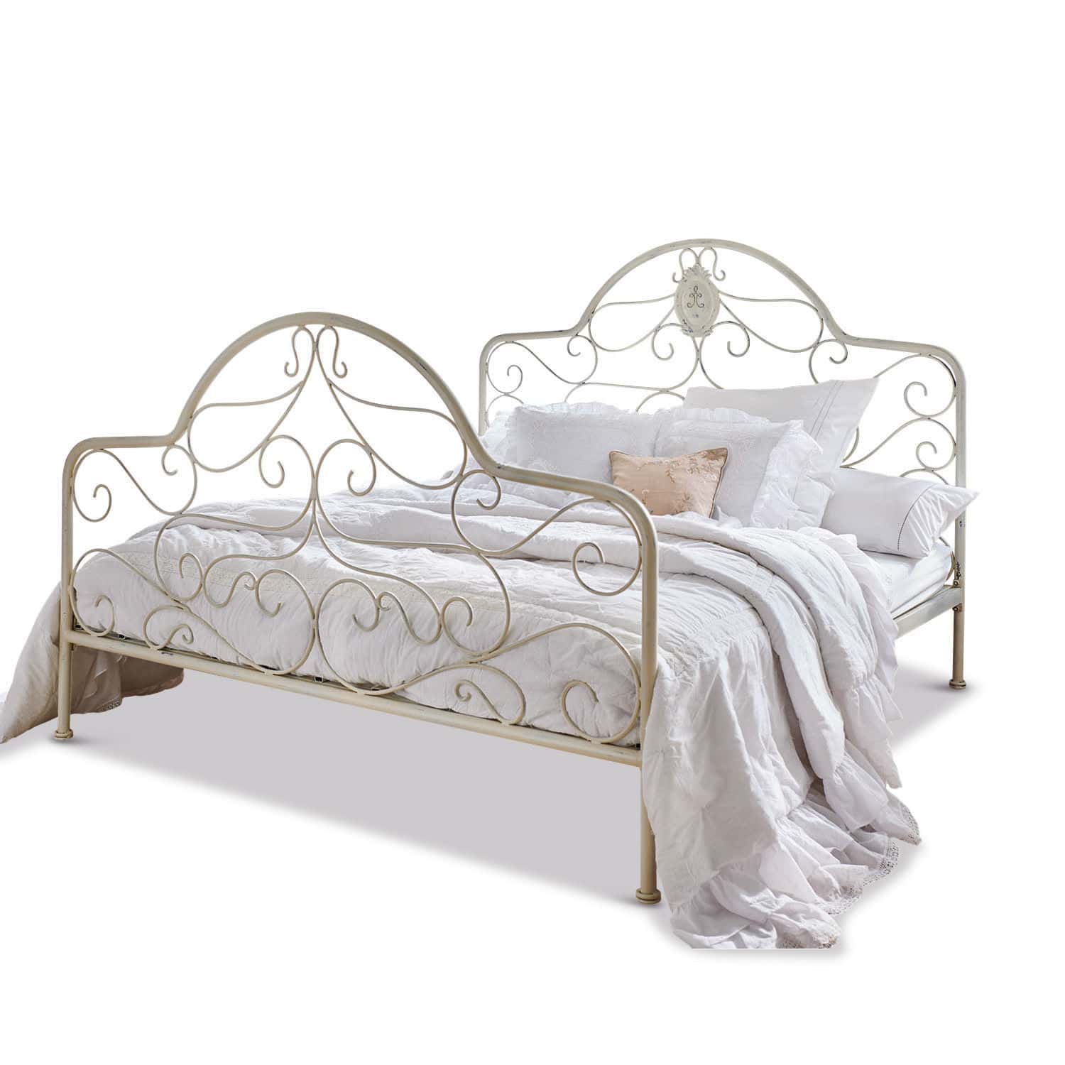 Bett Moissac Vintage Metallbett in Creme mit weißer Bettwäsche und dekorativen Kissen für elegantes Schlafzimmer