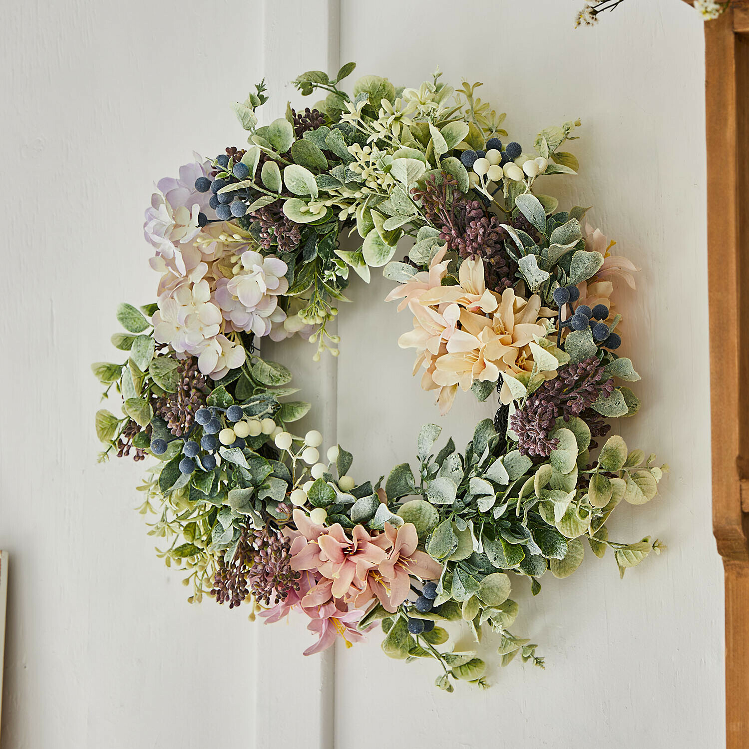 Kranz Parélys Dekorativer Kranz mit grünen Blättern und pastellfarbenen Blumen als Frühlingsdeko für Türen