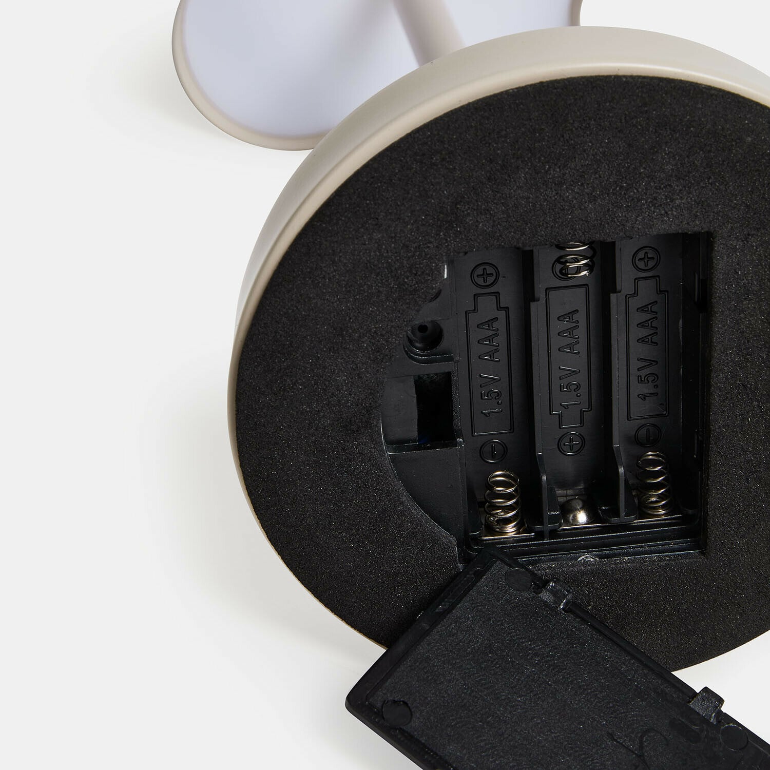 Offenes Batteriefach für 3 AAA 1,5 V Batterien in schwarzem Kunststoffgehäuse eines hellen Geräts