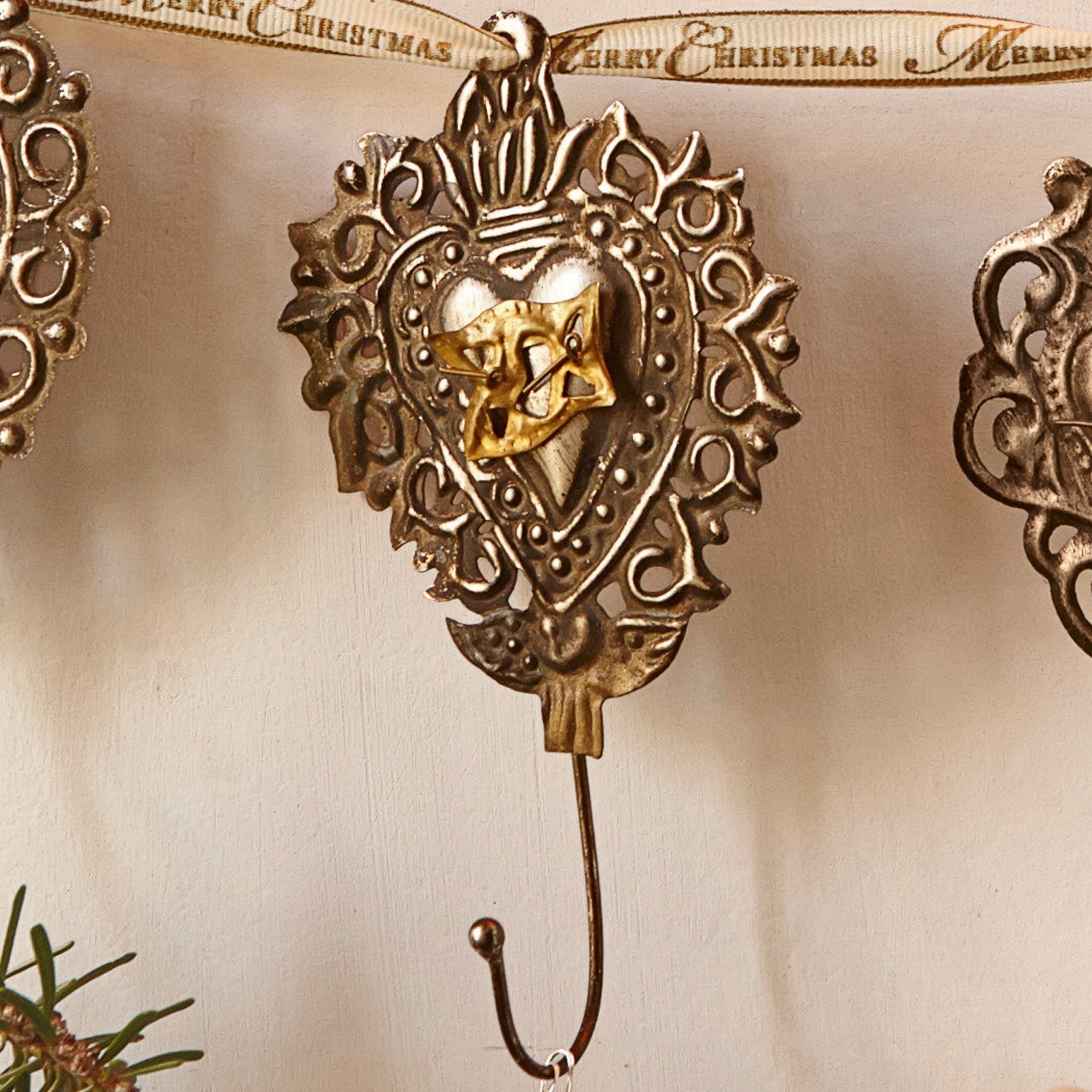 Metall-Wandhaken in Herzform mit goldenem Engelmotiv, dekorativer Haken in Bronze-Tönen