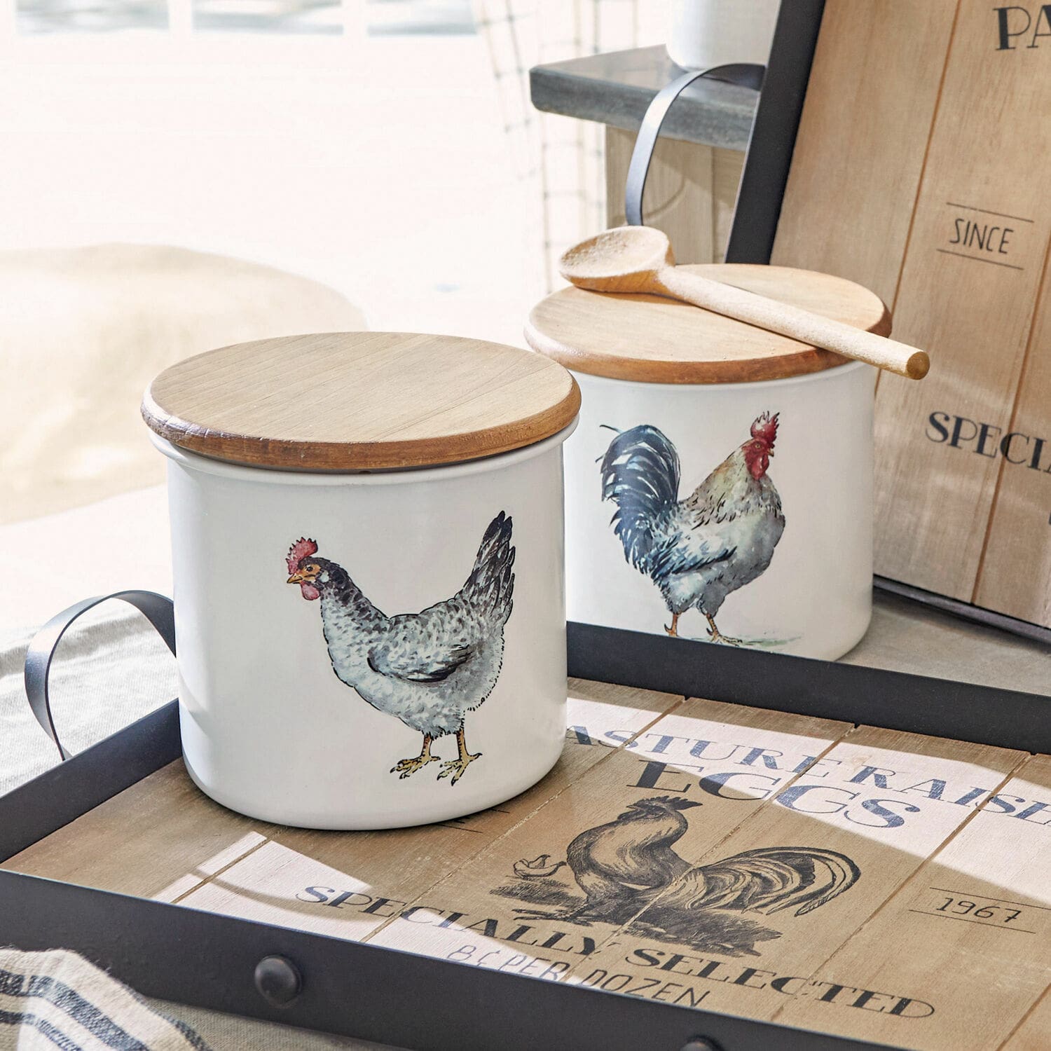Weiße Keramikdosen mit Holzdeckeln und Huhn- sowie Hahn-Motiv für die Küche