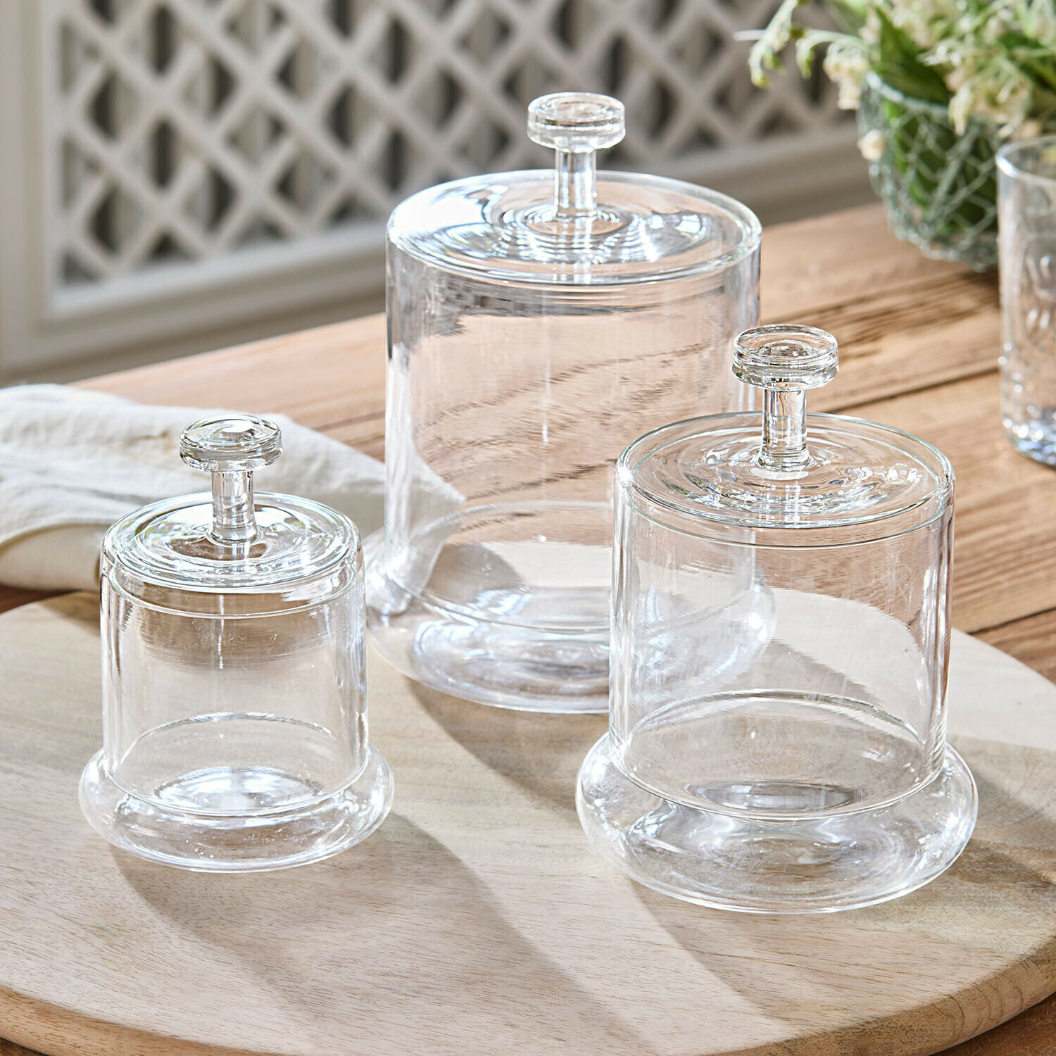 Dose 3er Set Oirlan Set aus drei transparenten Glasbehältern mit Deckeln auf Holzbrett zur Aufbewahrung