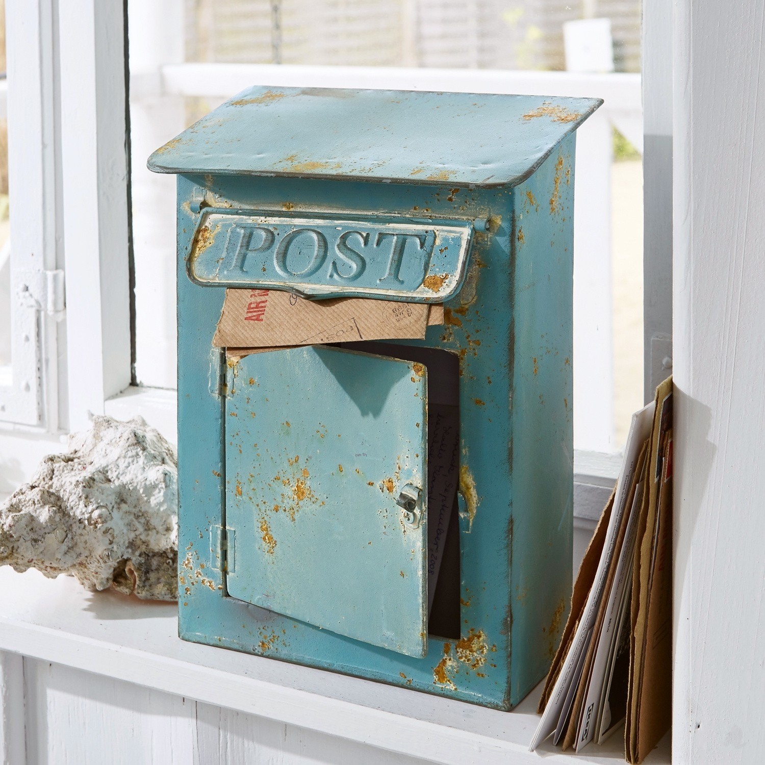 Deko-Briefkasten Boîte Postale Blaue Metall-Briefkasten mit Rostoptik und offener Tür, gefüllt mit Briefen