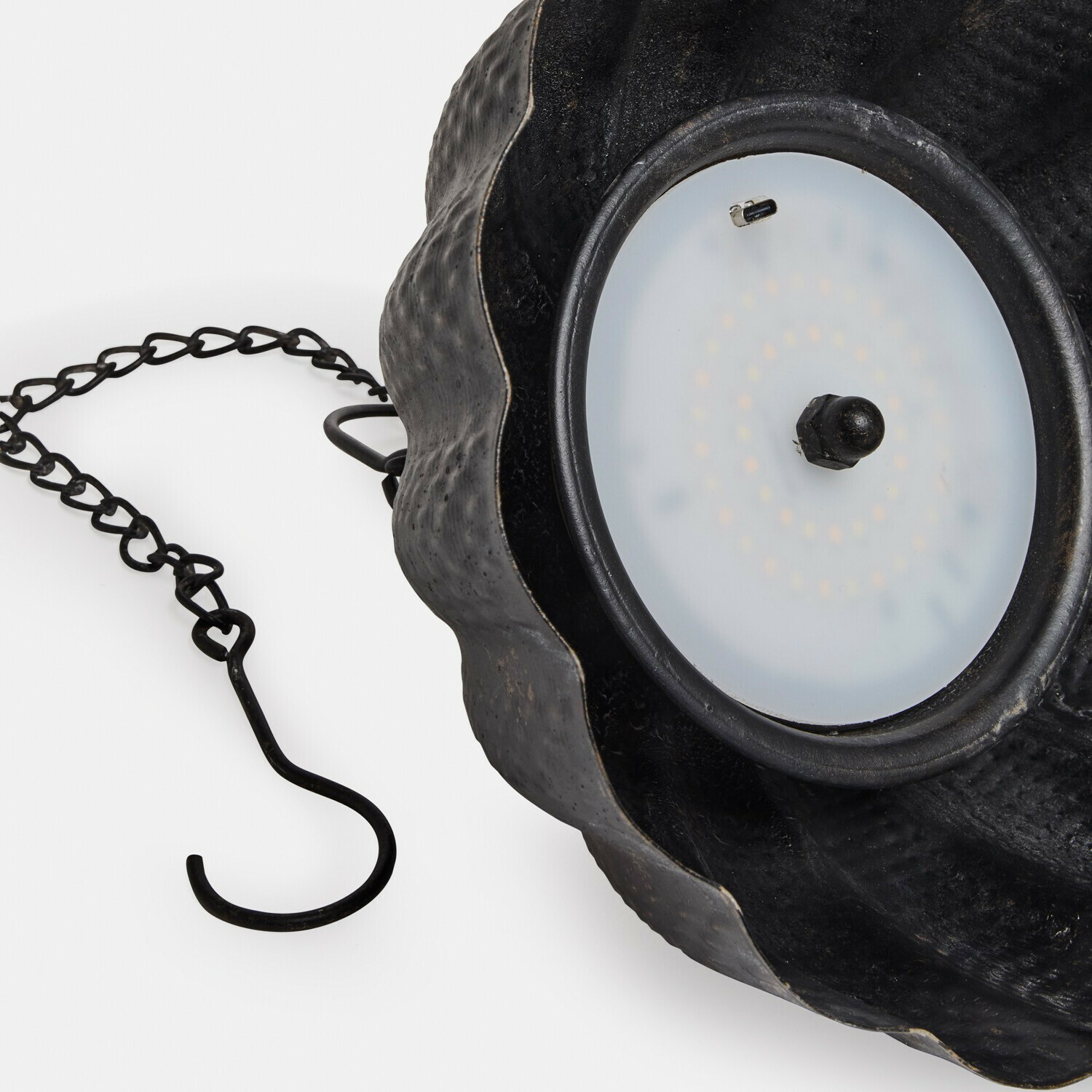 Schwarze Metall-Hängelampe mit Kette und weißem Lampenschirm, dekorativer Industriestil
