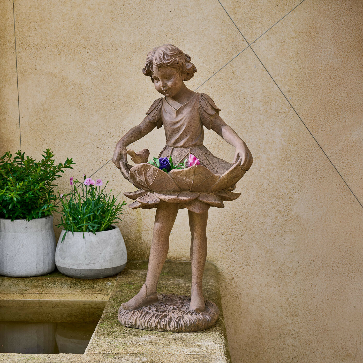 Deko-Figur Aimorise Braune Steinskulptur eines Mädchens mit blumenförmiger Schale und bunten Blumen im Garten
