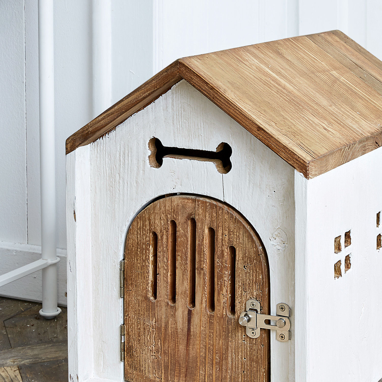 Holz-Hundehütte in Weiß und Natur mit Metallschloss und Knochen-Ausschnitt als Dekor