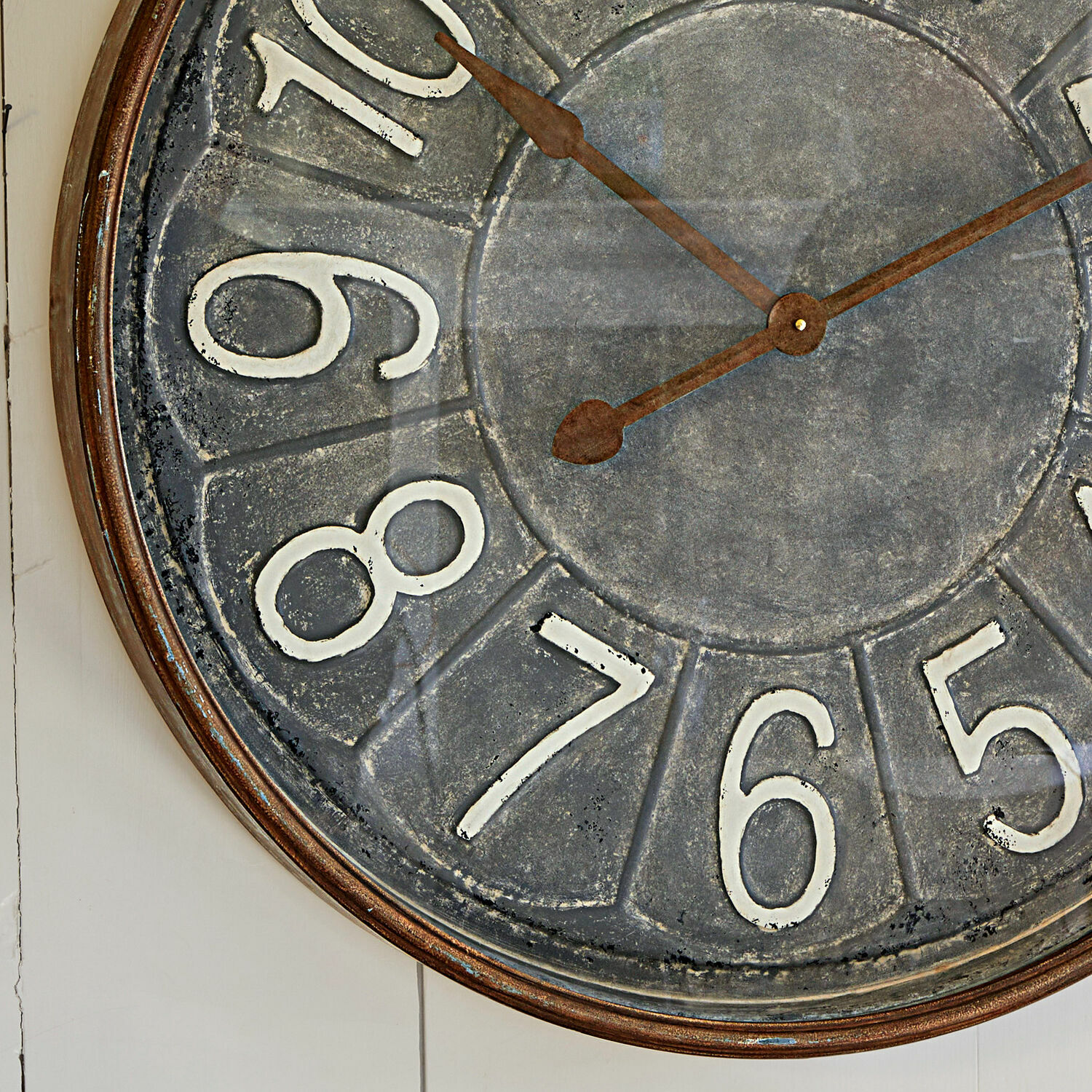 Große Wanduhr mit Metallrahmen und weißen Zahlen auf grauem Zifferblatt, Vintage-Dekor