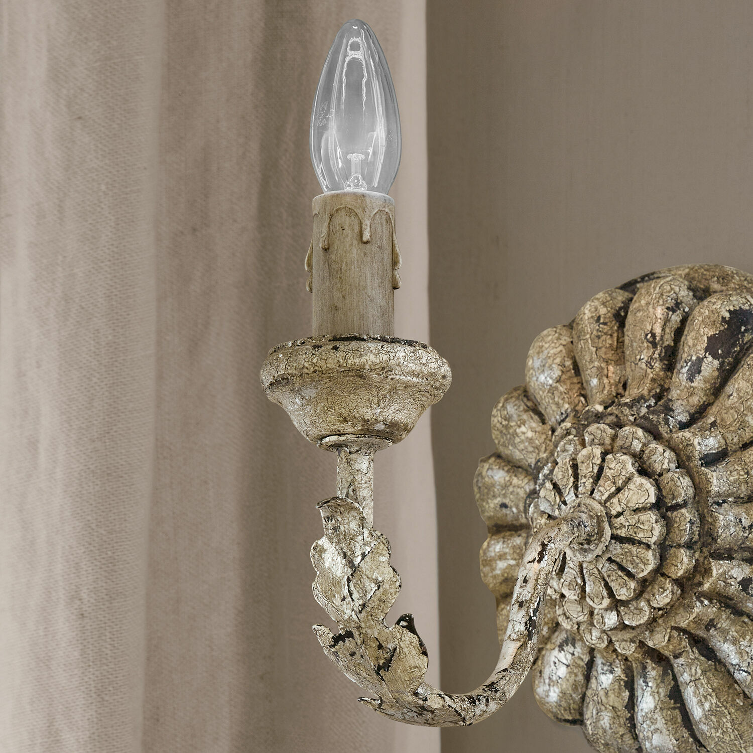 Wandlampe mit antik-goldener Oberfläche und dekorativem blattförmigem Arm im Vintage-Stil