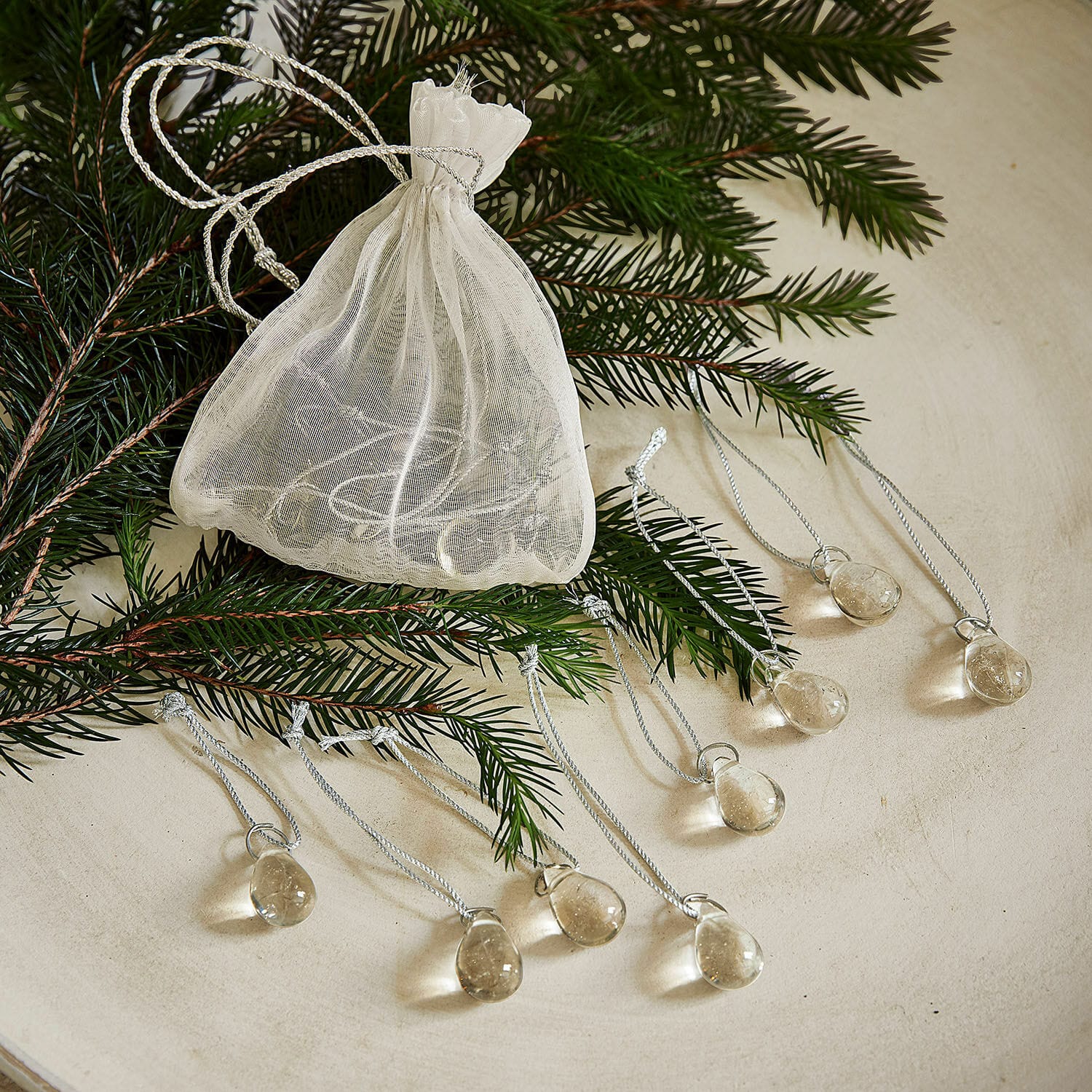 Set aus transparenten Glasanhängern an silbernen Bändern mit Organza-Beutel für Weihnachtsdeko