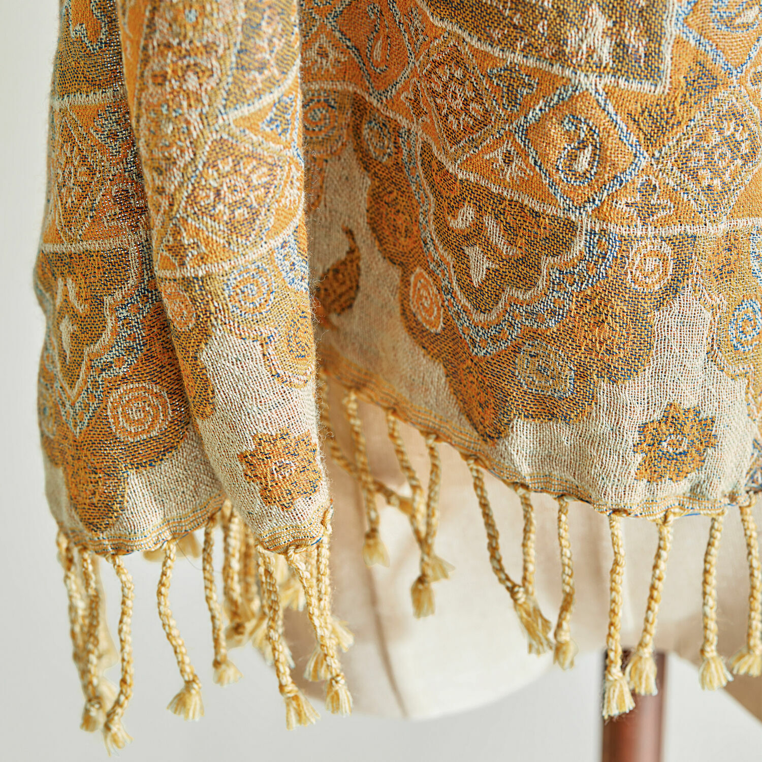 Dekorativer Baumwollschal in Beige-Orange mit Fransen und ethnischem Muster für Wohnaccessoires