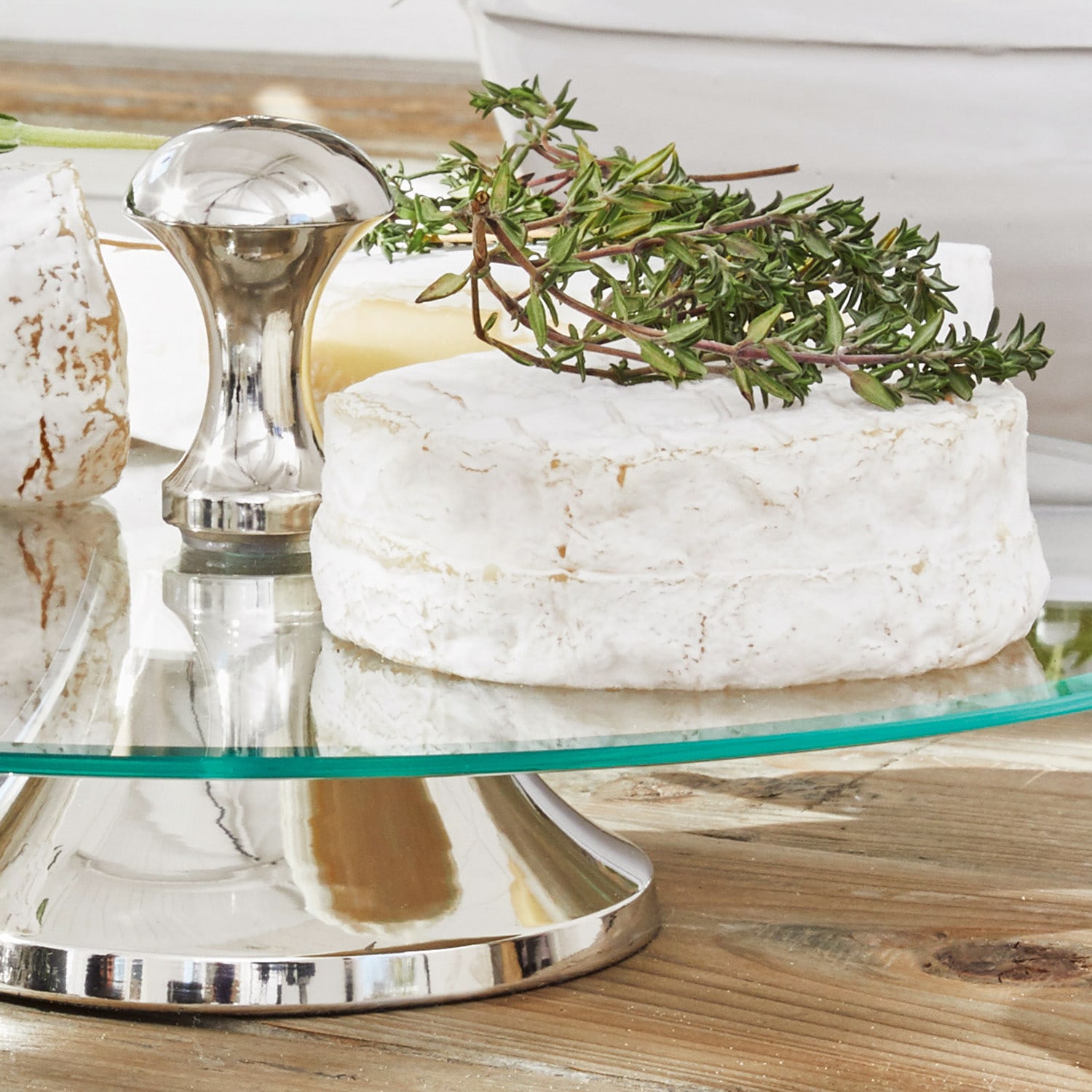 Glas-Tortenplatte mit Metallfuß und Griff, ideal zum Servieren von Kuchen und Desserts