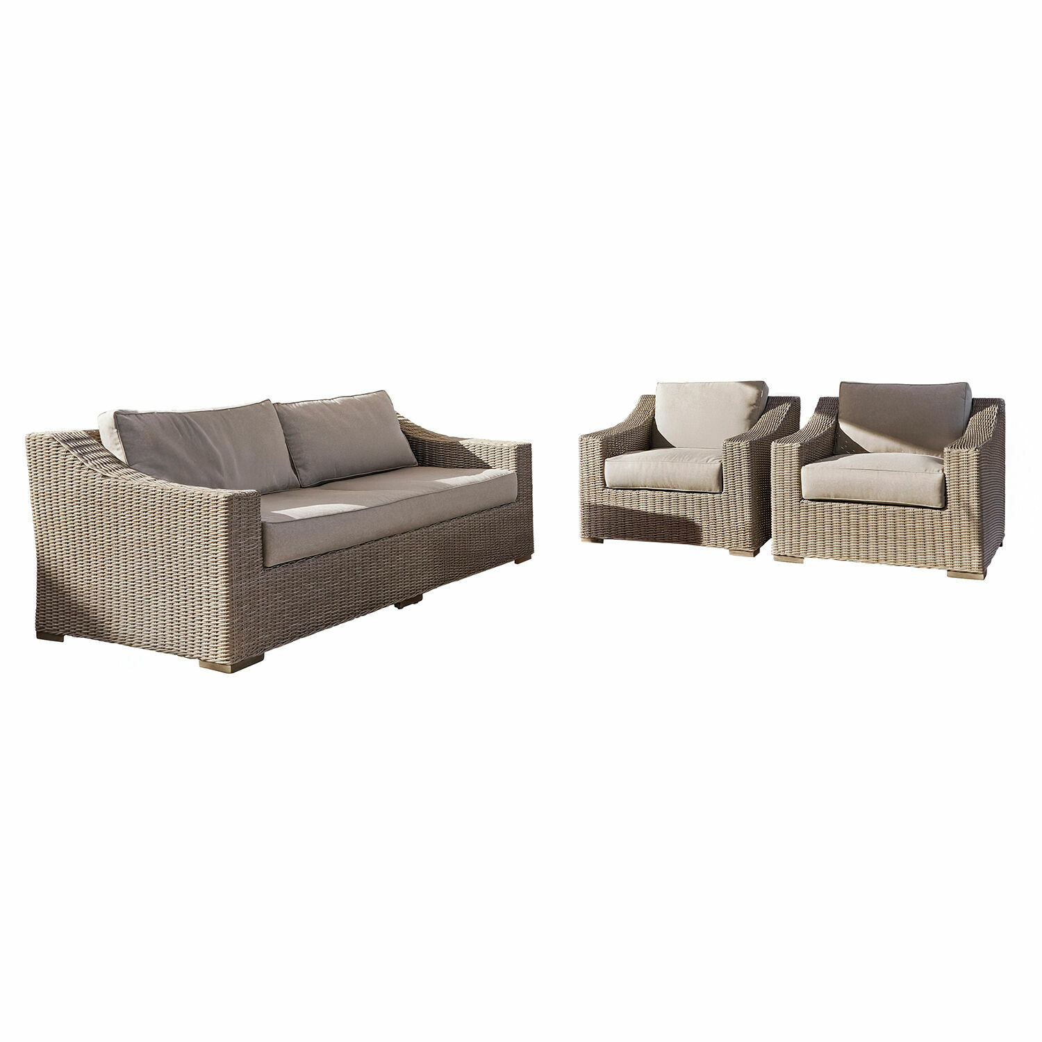 Gartenmöbel-Set aus beigem Rattan mit hellbeigen Kissen, bequeme Sitzgelegenheiten für Terrasse