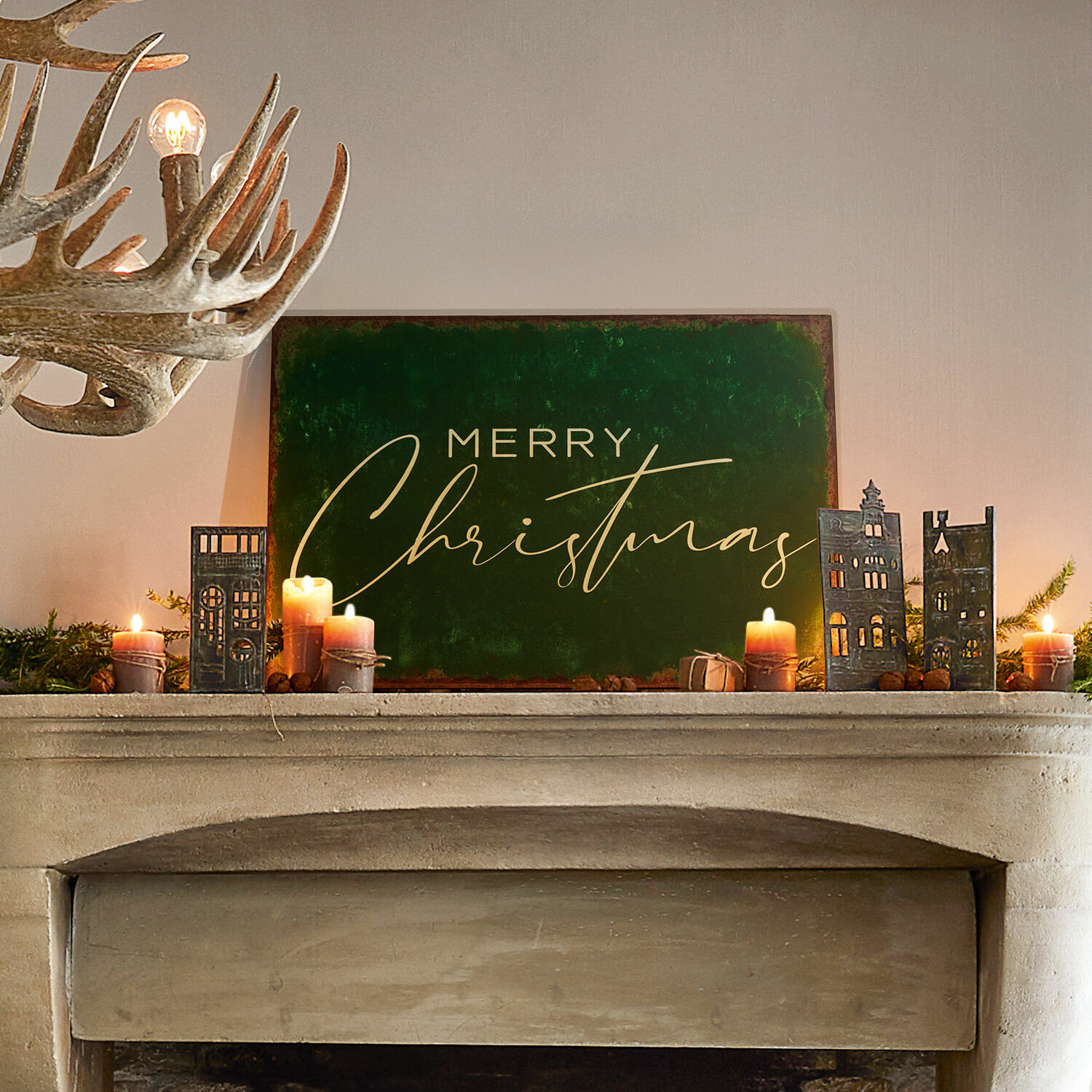 Deko-Schild Farisha Weihnachtliche Kamin-Dekoration mit grünem Merry Christmas Schild und brennenden Kerzen