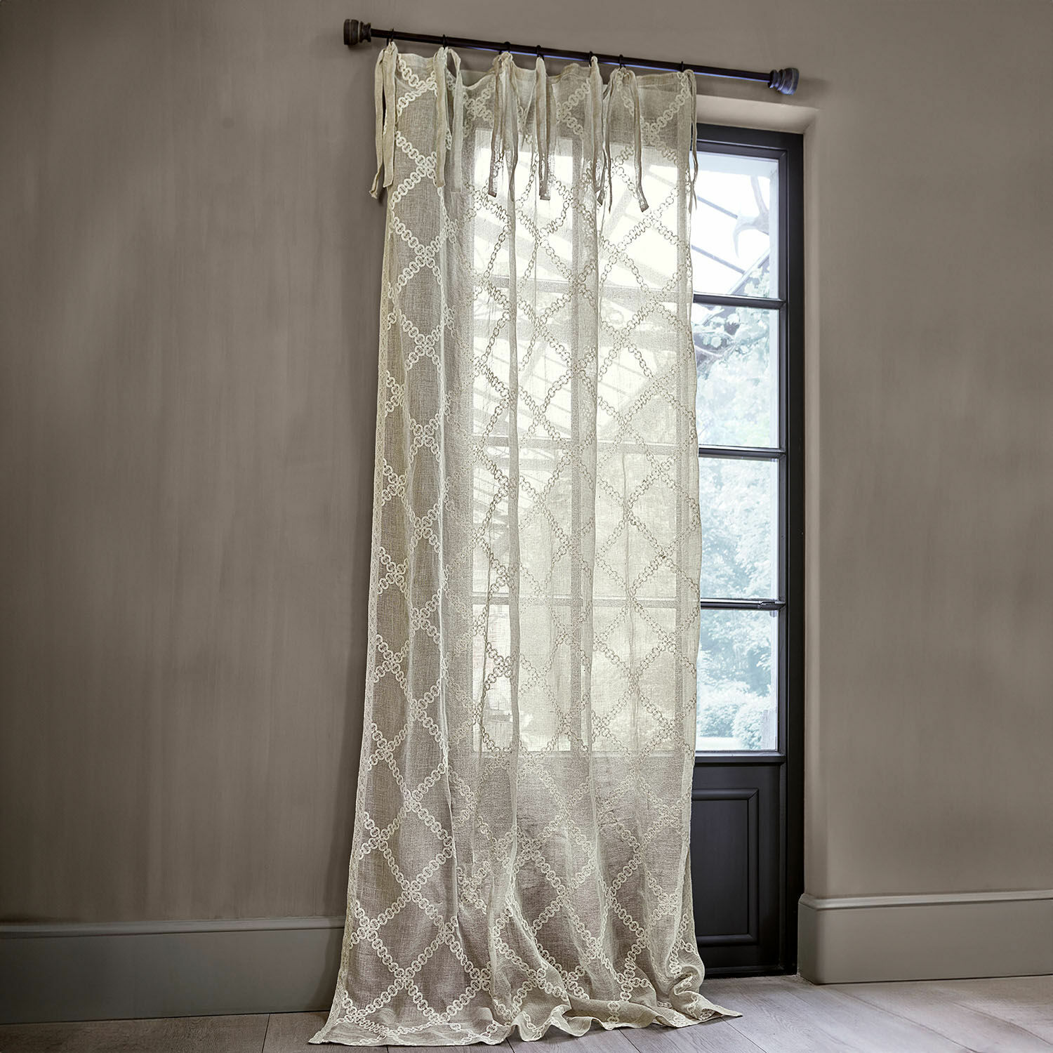 Gardine Kalidah Beige Gardine aus leichtem Stoff mit besticktem Muster, dekorativer Fensterschmuck fürs Wohnzimmer