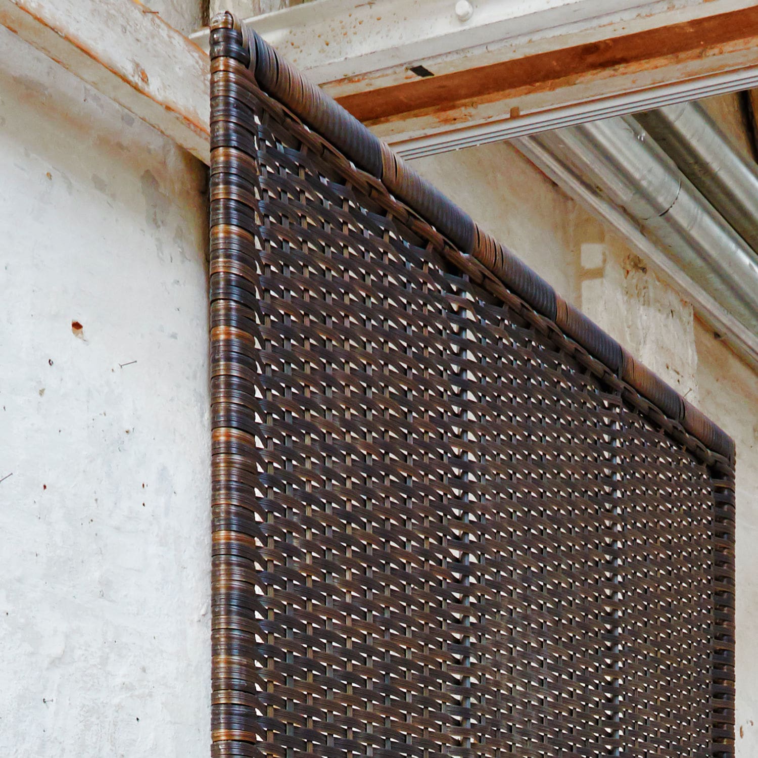 Wandpaneel aus dunkelbraunem Rattan mit geflochtener Struktur für Innen- und Außenbereich