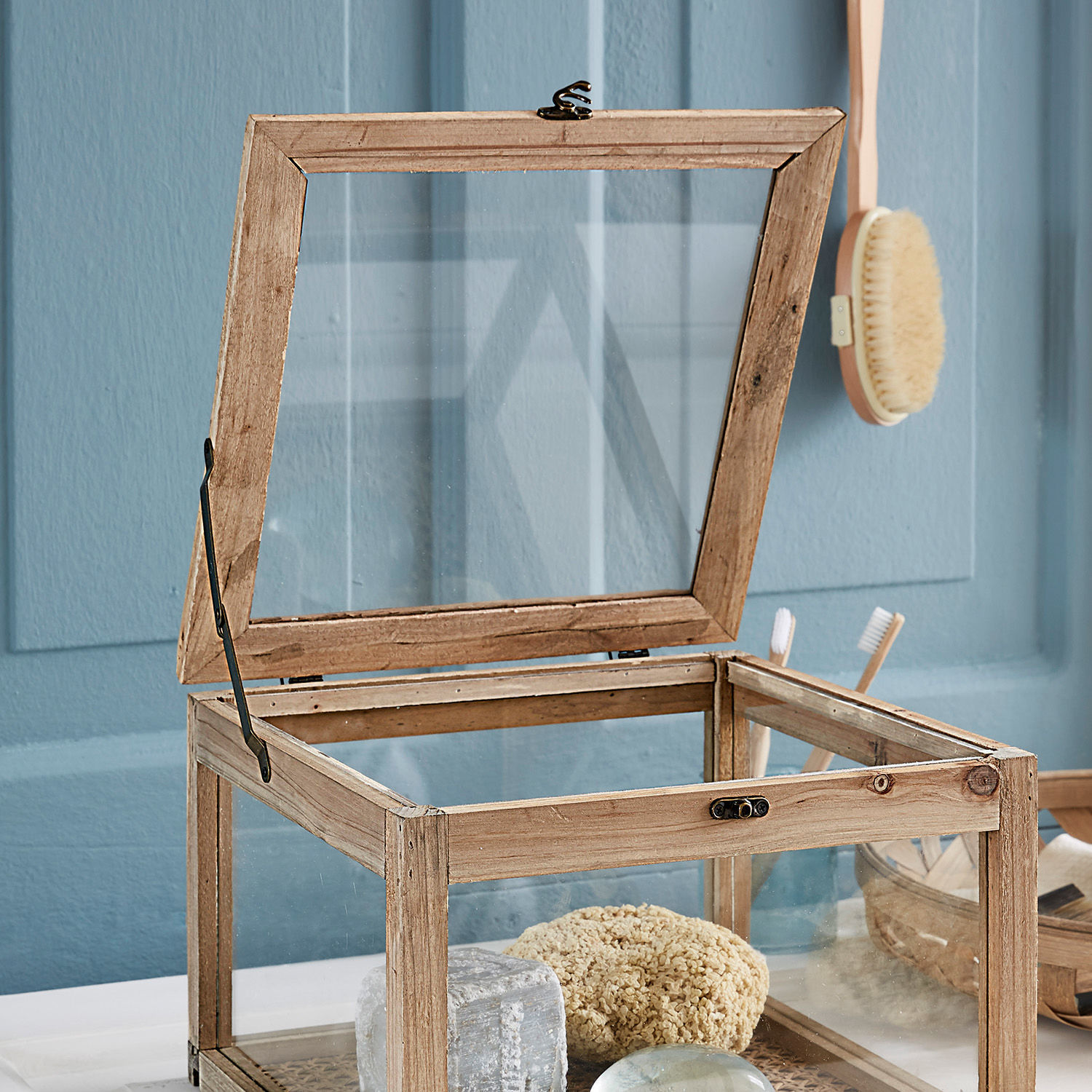 Holzbox mit klarem Glas und Metallverschluss in Naturfarbe, dekoratives Wohnaccessoire