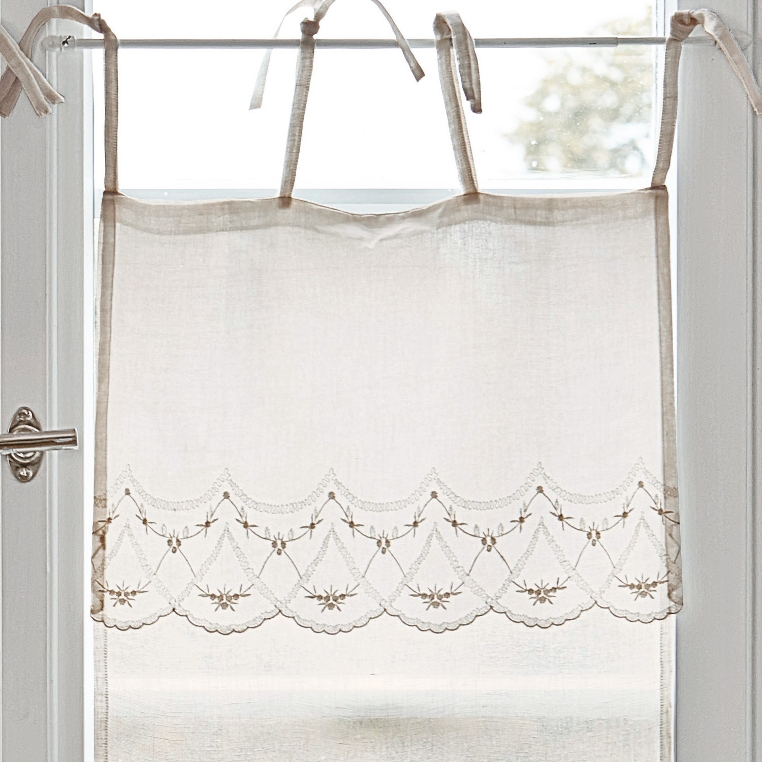 Beige Gardine mit Stickerei und Bändern, leichter Stoff für Fensterdekoration im Vintage-Stil