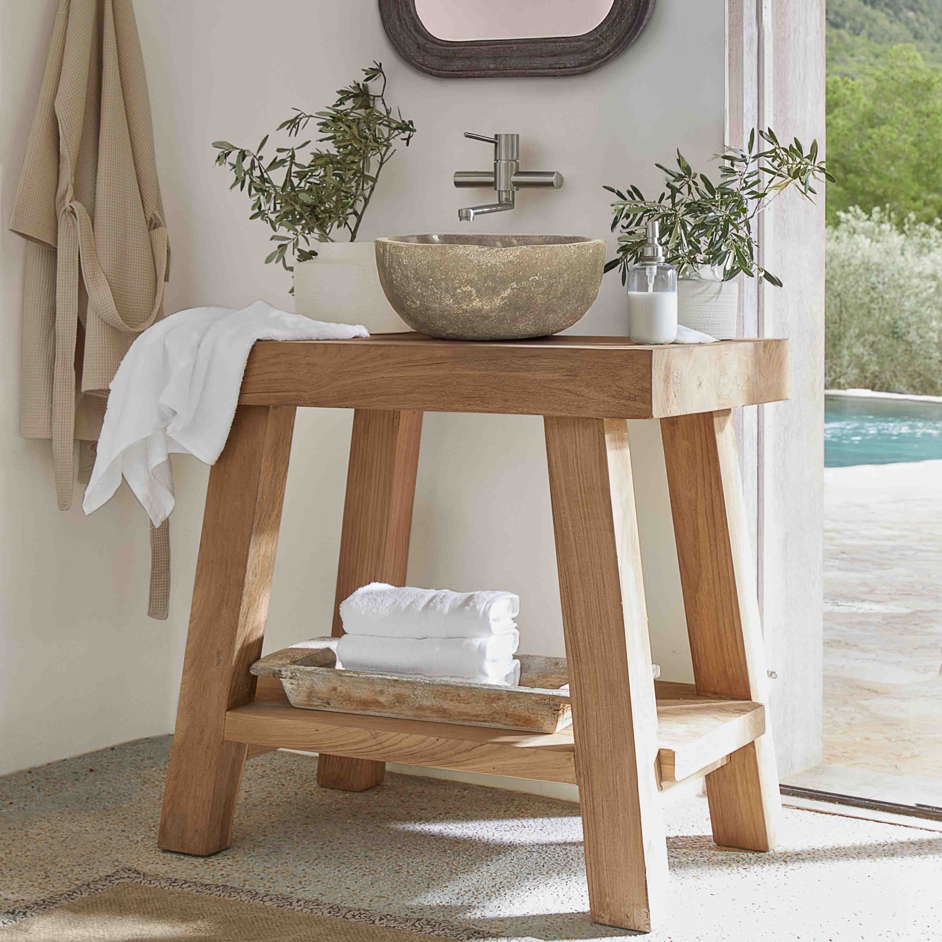 Holz-Badkonsole mit steinerner Waschschale und weißen Handtüchern in hellem Raum