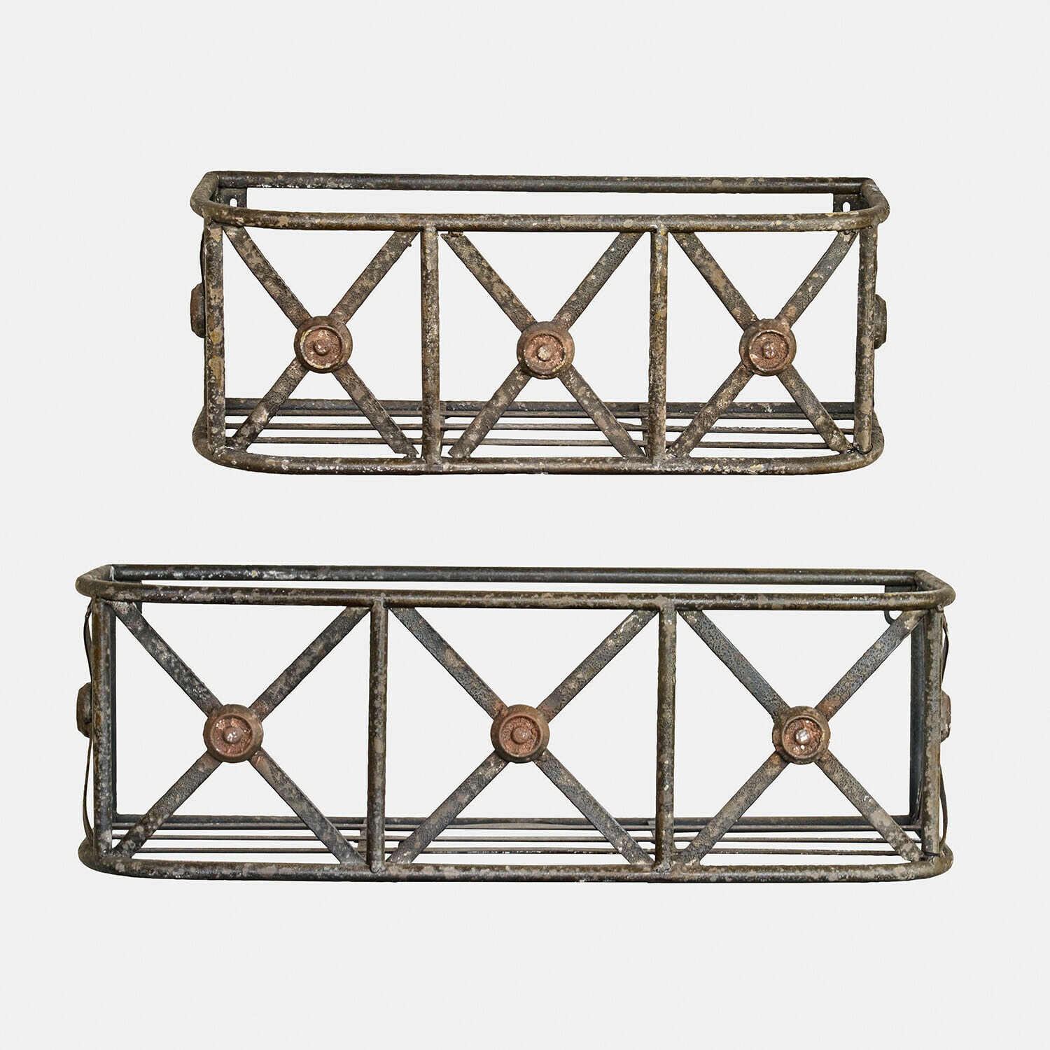 Set aus zwei vintage Metall-Wandregalen mit dekorativem Muster und Rostoptik