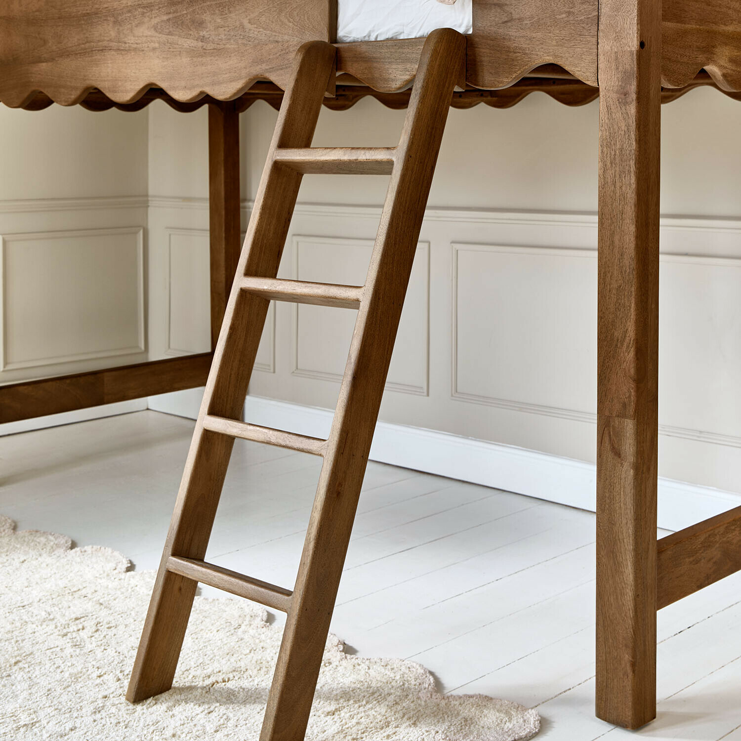 Leiter aus naturfarbenem Holz für Hochbett, stabiles Möbelstück fürs Kinderzimmer