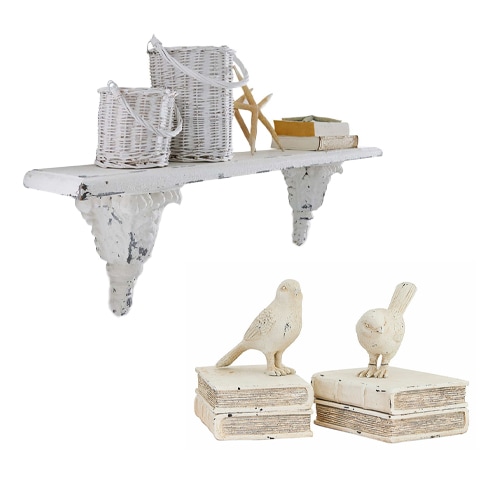 Weiße Holz-Wandregal mit dekorativen Körben und Vogel-Figuren auf Büchern im Vintage-Stil