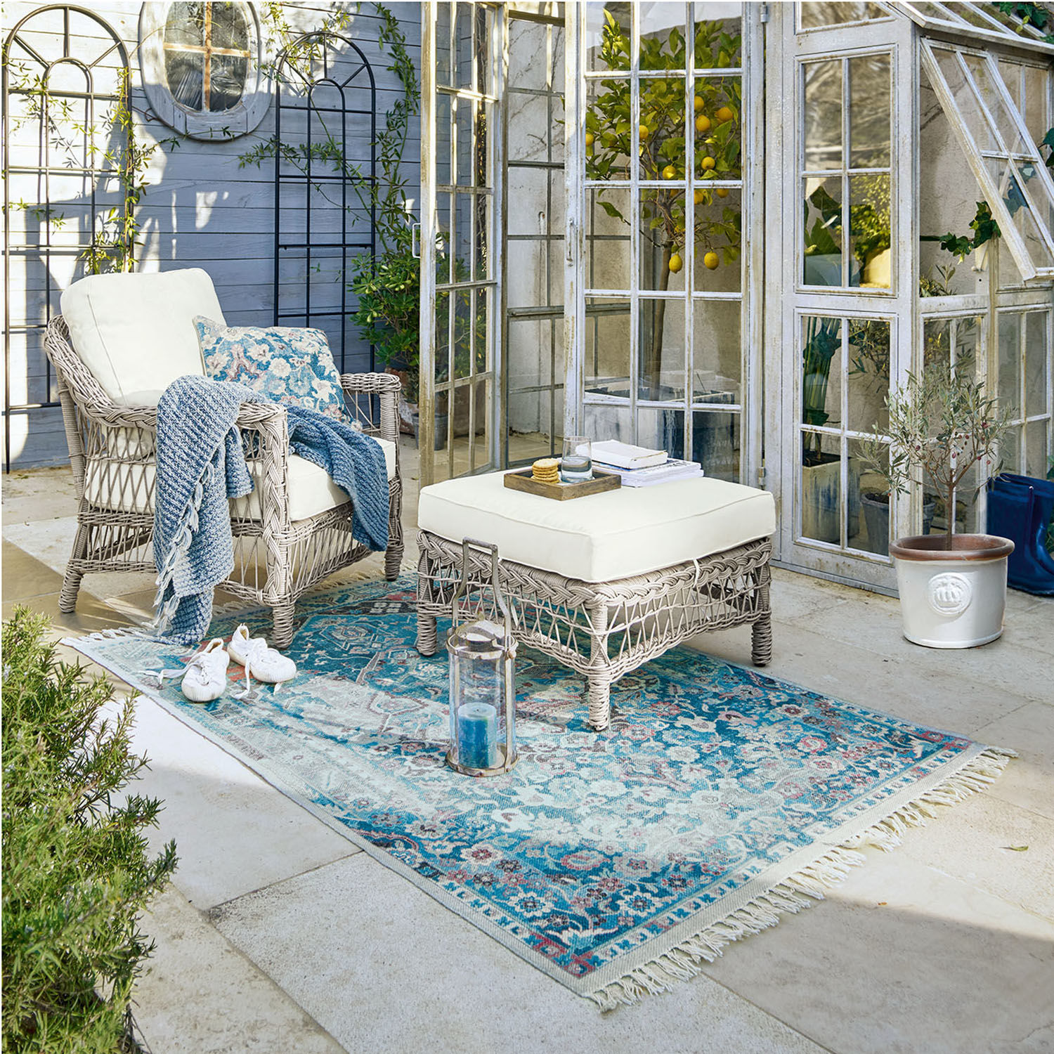 In- & Outdoor-Teppich Obair Gartenmöbel-Set aus grauem Rattan mit cremefarbenen Polstern und blauem Teppich für Terrasse