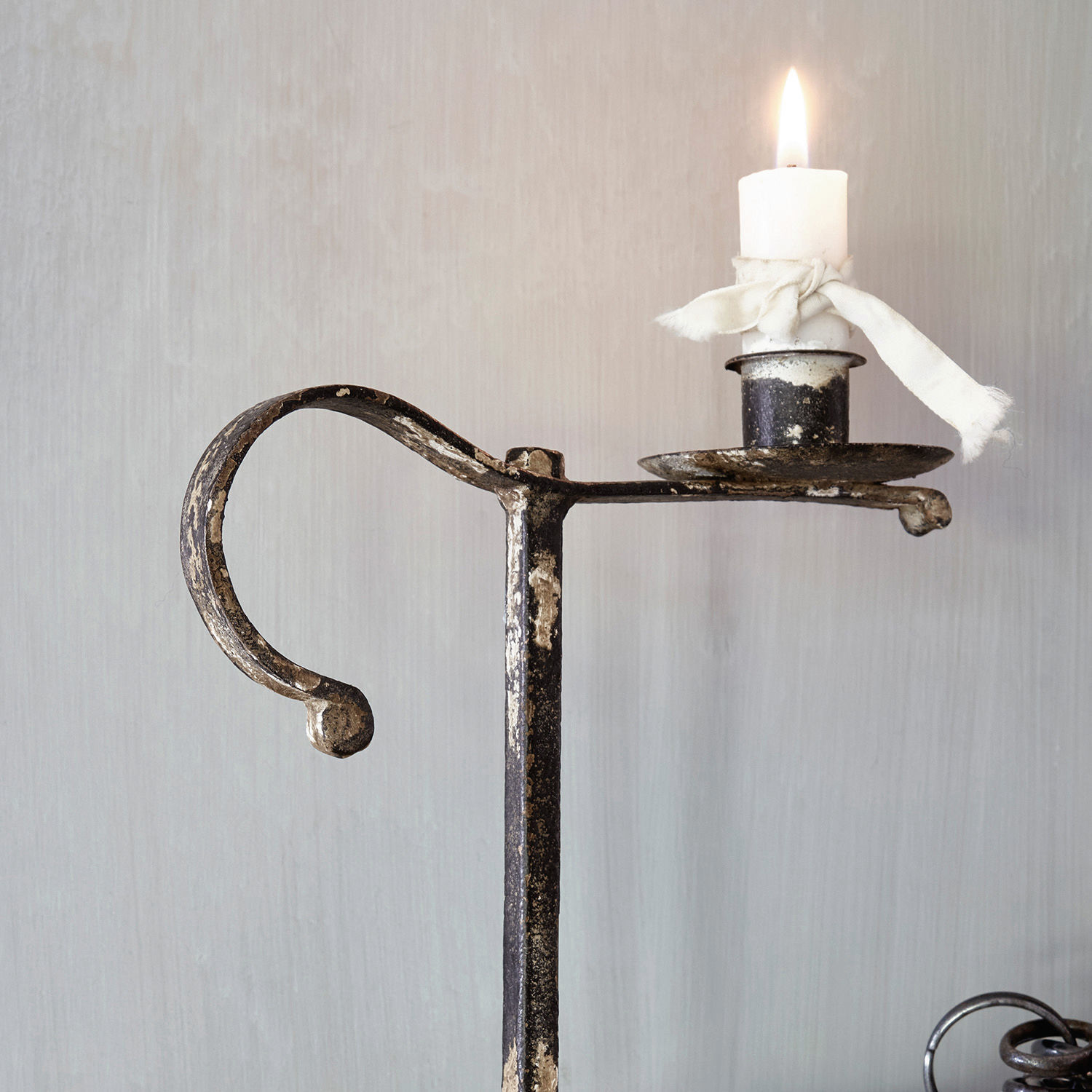Metall-Kerzenhalter mit Vintage-Patina, weißer Kerze und Stoffschleife