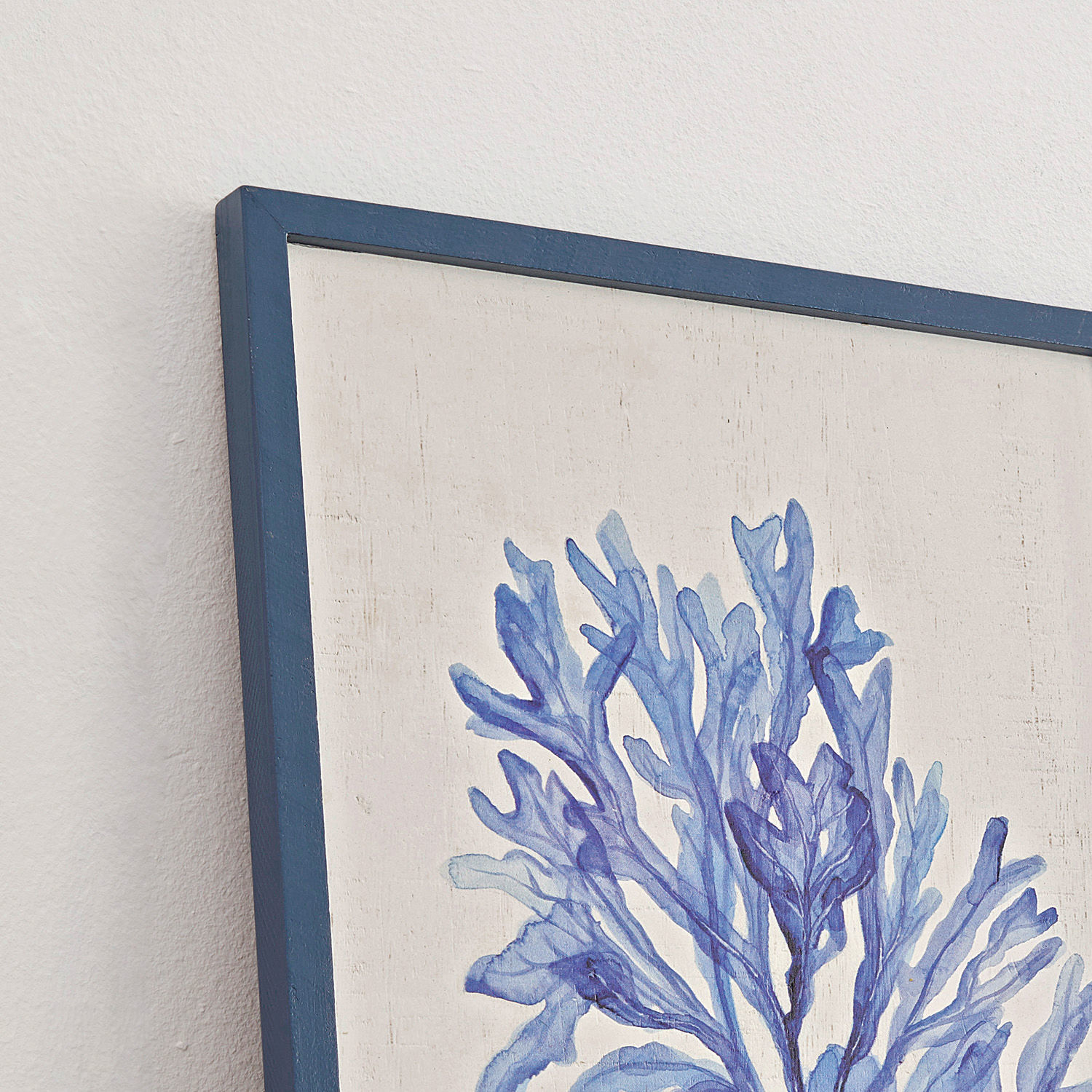 Bild mit blauem Pflanzenmotiv auf Leinwand mit blauem Rahmen zur Wanddekoration