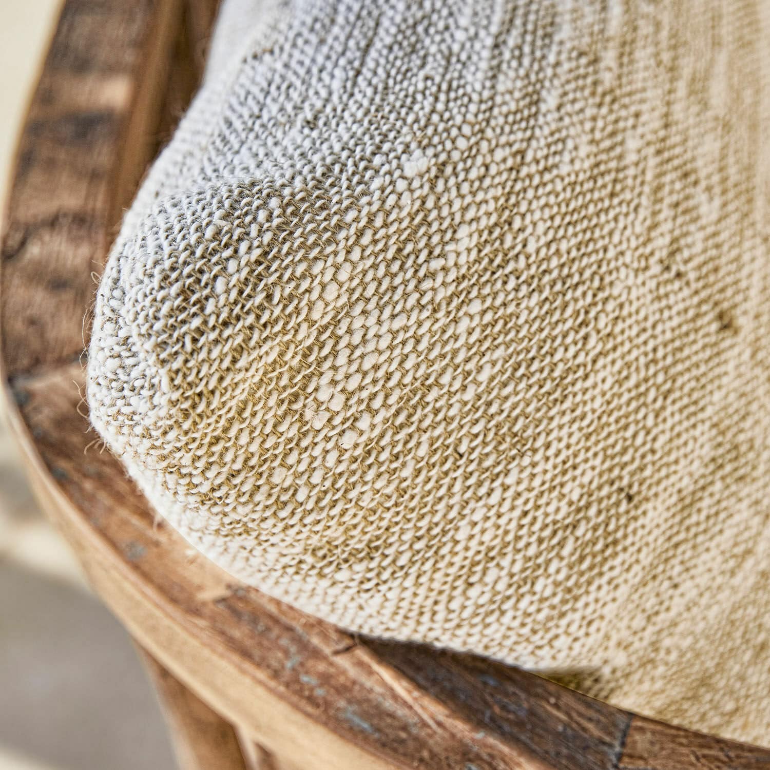 Beige dekoratives Kissen mit grobem Gewebe auf einem Holzstuhl für Wohnzimmer