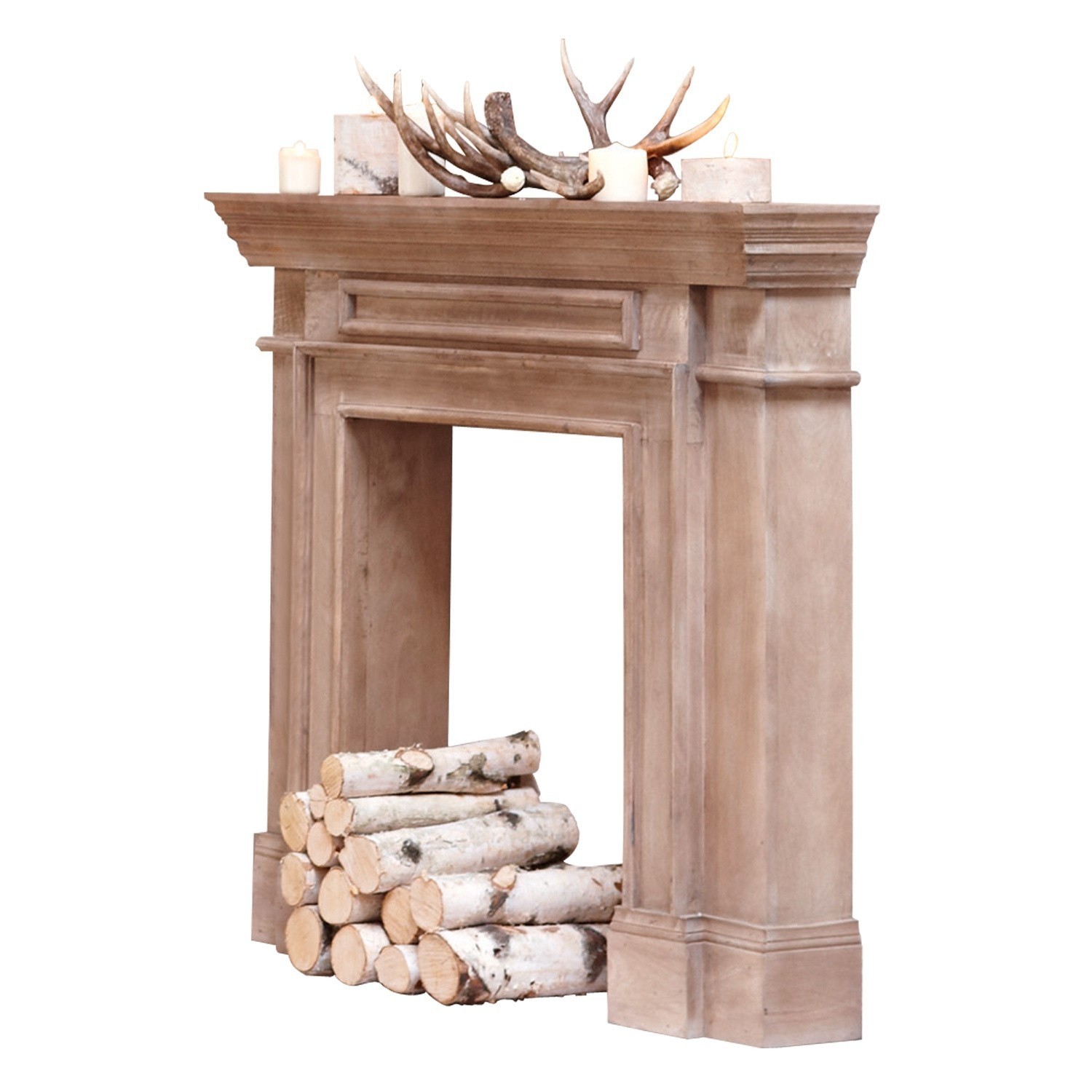 Dekorativer Kamin aus Holz in Naturfarbe mit Birkenholzscheiten und Kerzen als Deko oben