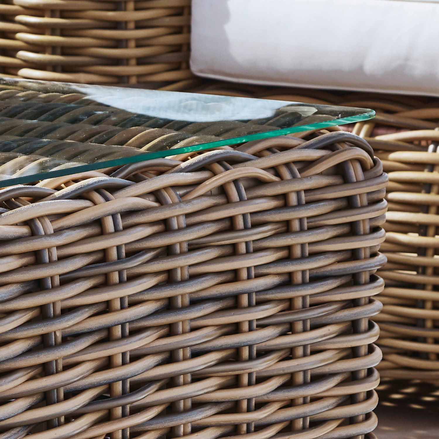 Brauner Rattan-Couchtisch mit Glasplatte, ideal für Gartenmöbel und Outdoor-Bereich