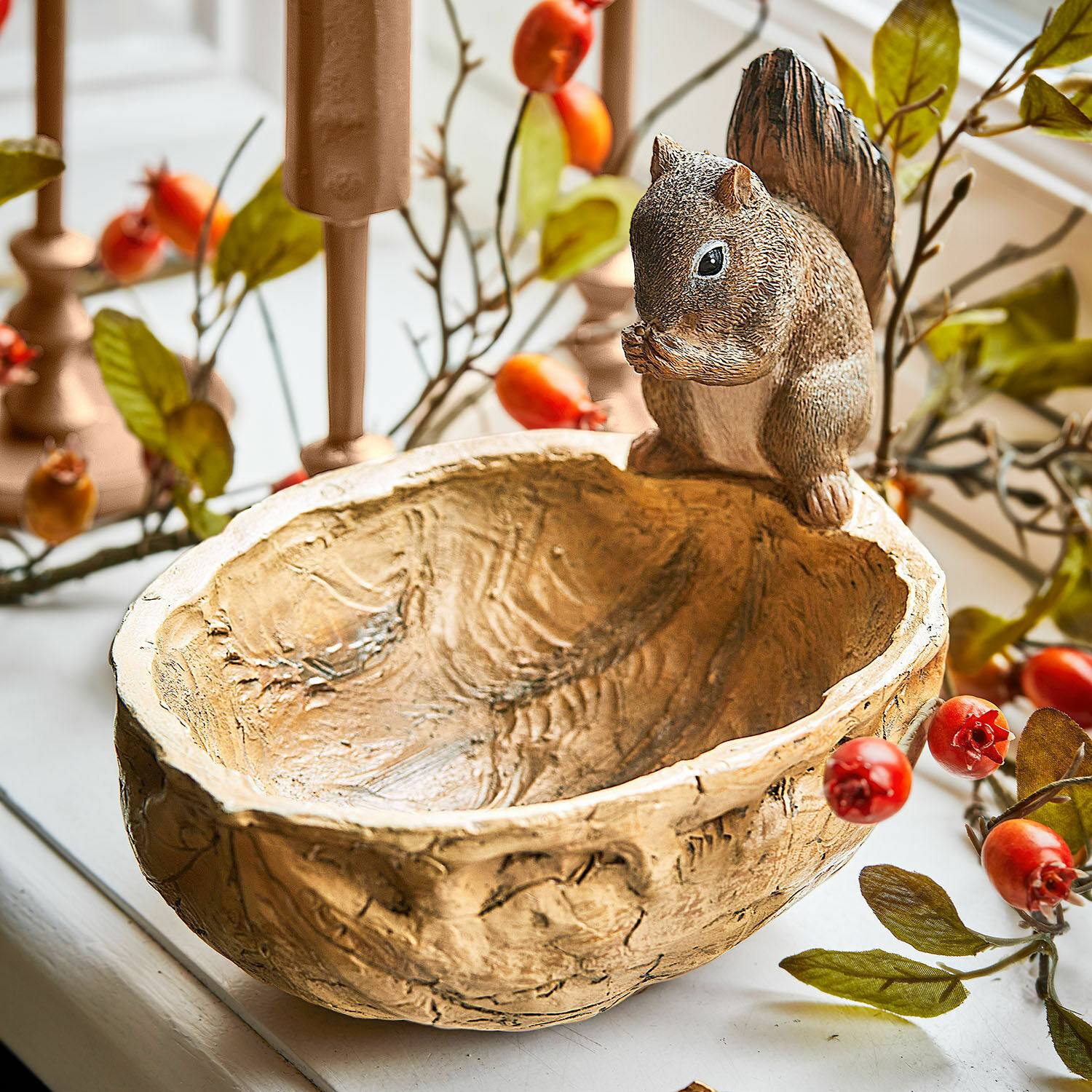 Dekorative beige Schale aus Kunstharz mit Eichhörnchenfigur, Tisch- und Wohnaccessoire
