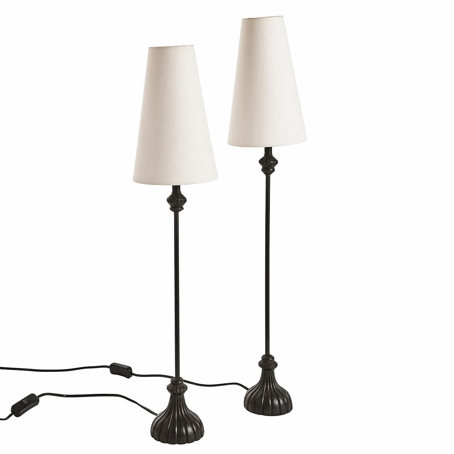 Paar Tischlampen mit schwarzer Metallbasis und weißen Lampenschirmen, modernes Wohnzimmerlicht