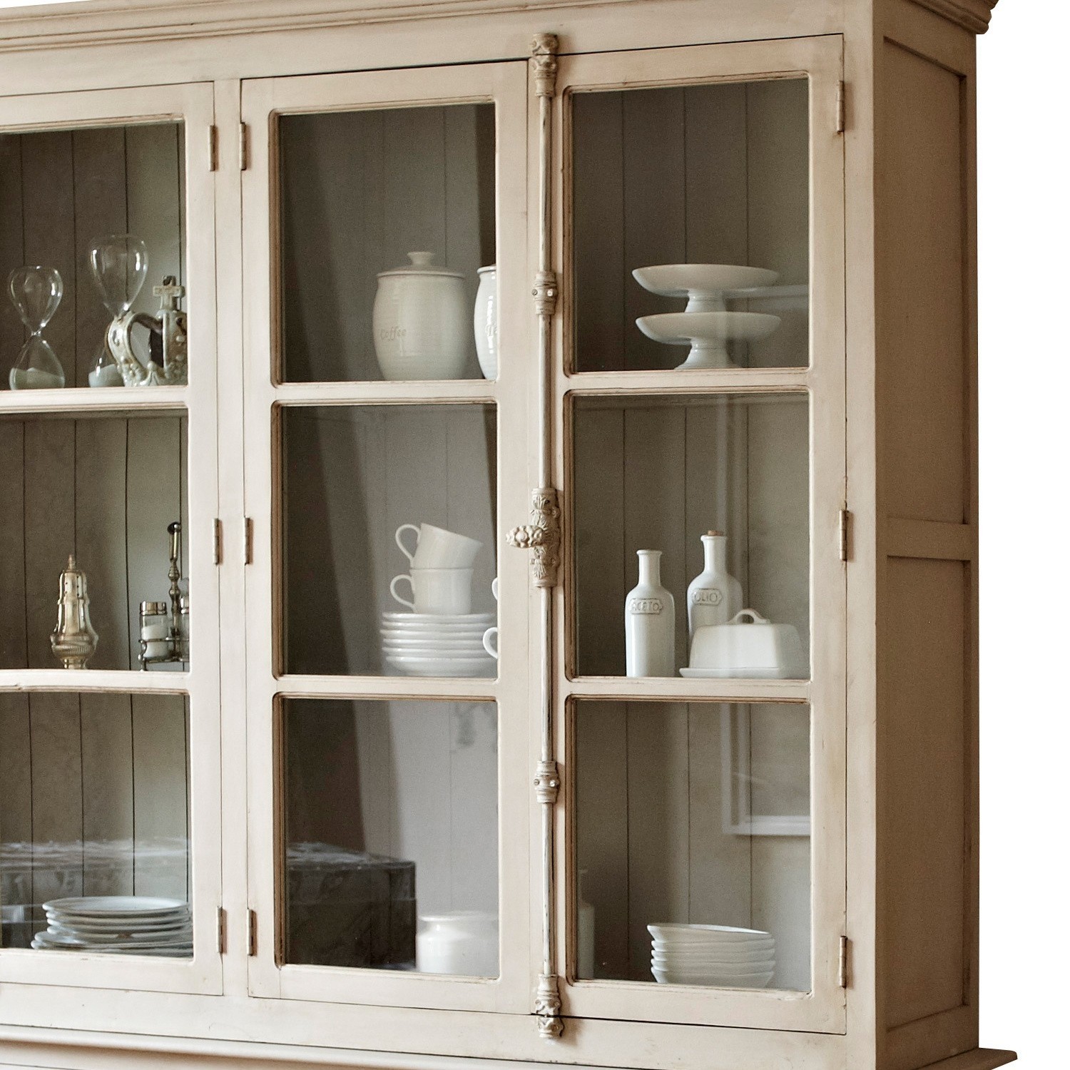Cremefarbene Holzvitrine mit Glastüren und weißem Porzellan zur stilvollen Aufbewahrung