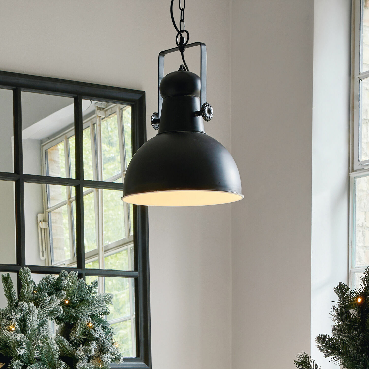 Schwarze Metall-Hängelampe im industriellen Design für moderne Innenräume