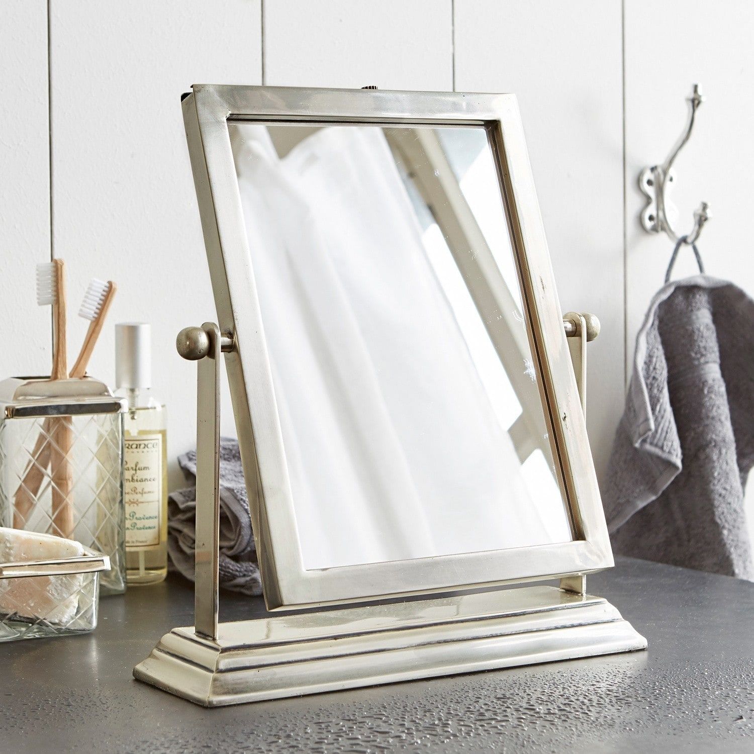 Metall-Tischspiegel in Silber mit Sockel, ideal für Badezimmer und Make-up