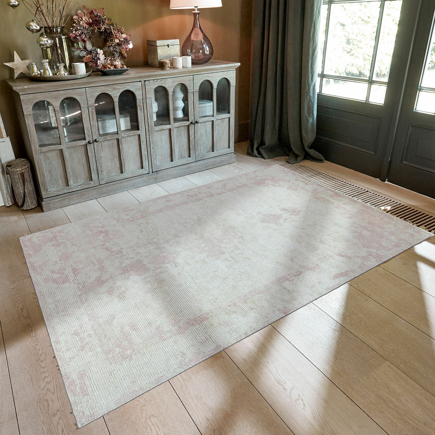 Teppich Zilevax Heller Teppich in Beige und Rosa auf Holzboden in gemütlichem Raum