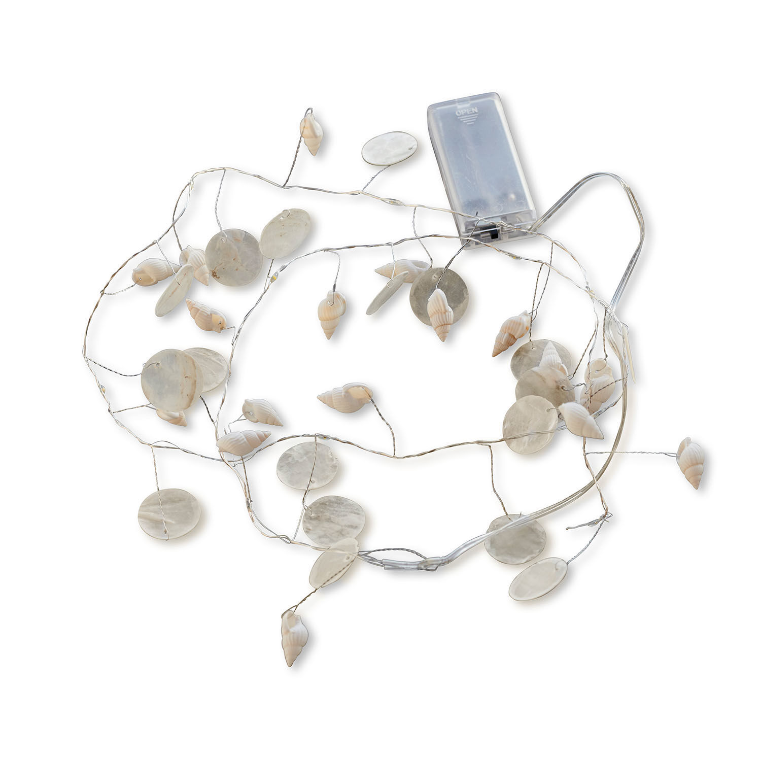 Zarte Lichterkette mit Muscheln und runden Elementen in Naturfarben zur Wohnraumdekoration