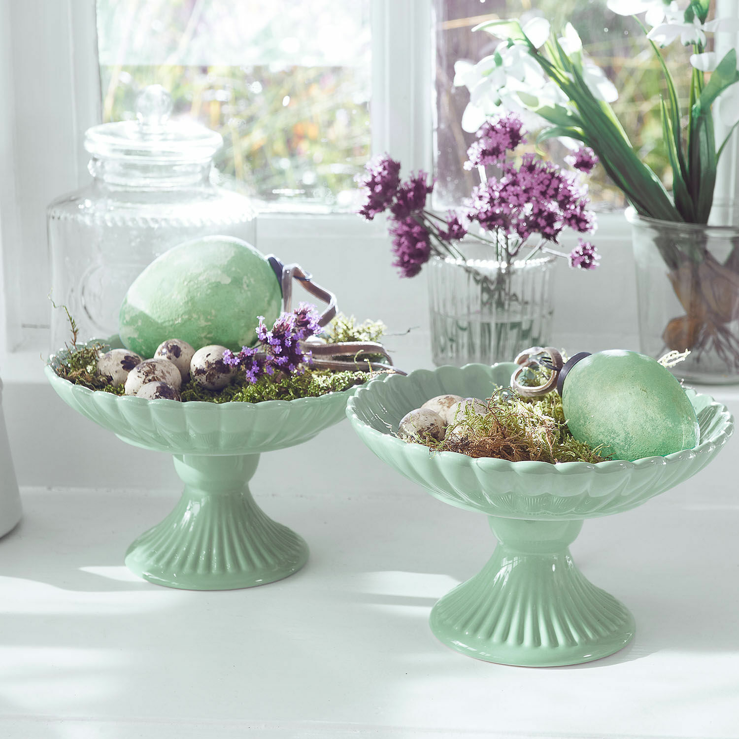 Schale 2er Set Zervil Grüne Keramikschalen auf Fuß mit Eiern und Blumen dekoriert, helle Frühlingsdekoration