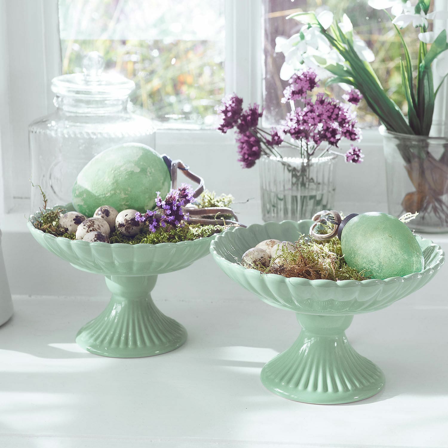 Schale 2er Set Zervil Grüne Keramikschalen auf Fuß mit Eiern und Blumen dekoriert, helle Frühlingsdekoration