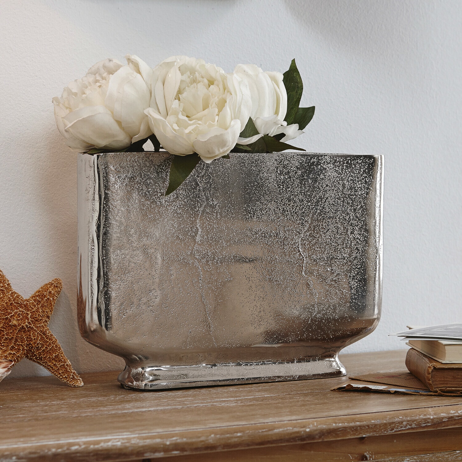 Vase Tabita Silberne Keramikvase mit weißen Blumen auf Holztisch, stilvolle Wohnraumdekoration