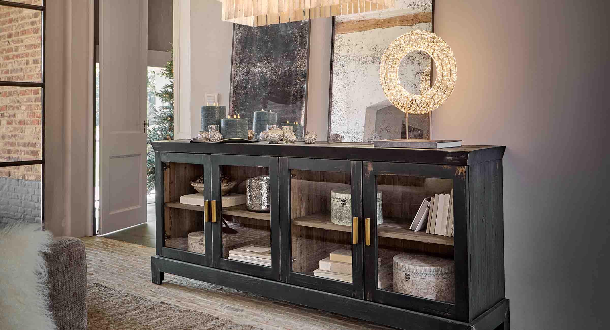 Schwarzer Holzschrank mit Glastüren und dekorativen Kerzen in stilvollem Wohnzimmer