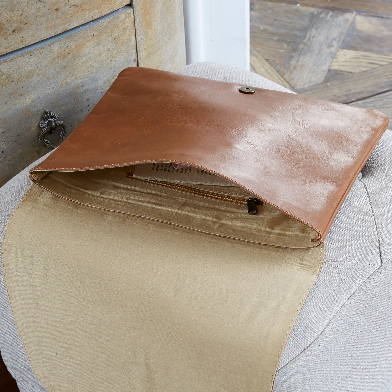 Braune Lederhandtasche mit beigem Innenfutter und Reißverschluss, praktische Umhängetasche